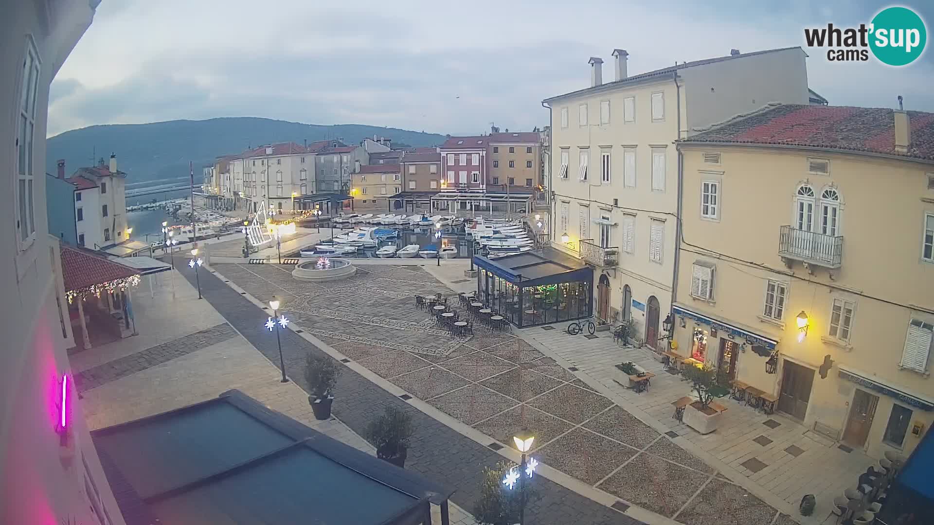 LIVE cam Cres city – place principale et “mandrač” – île de Cres – Croatie