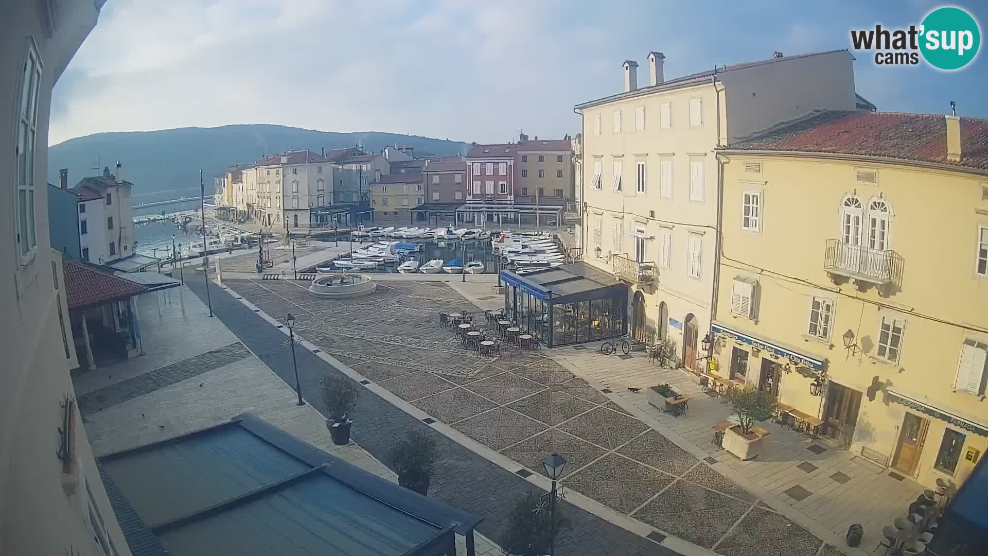 Kamera v ŽIVO Cres mesto – glavni trg in “mandrač” – otok Cres – Hrvaška