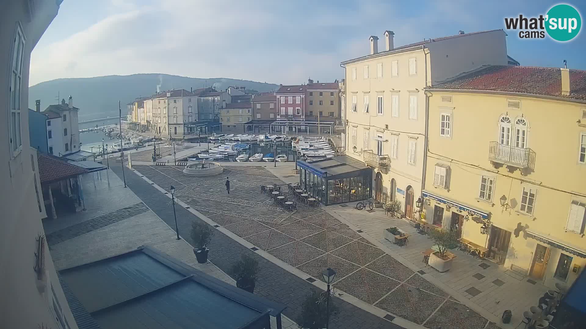 LIVE cam Cres city – place principale et “mandrač” – île de Cres – Croatie