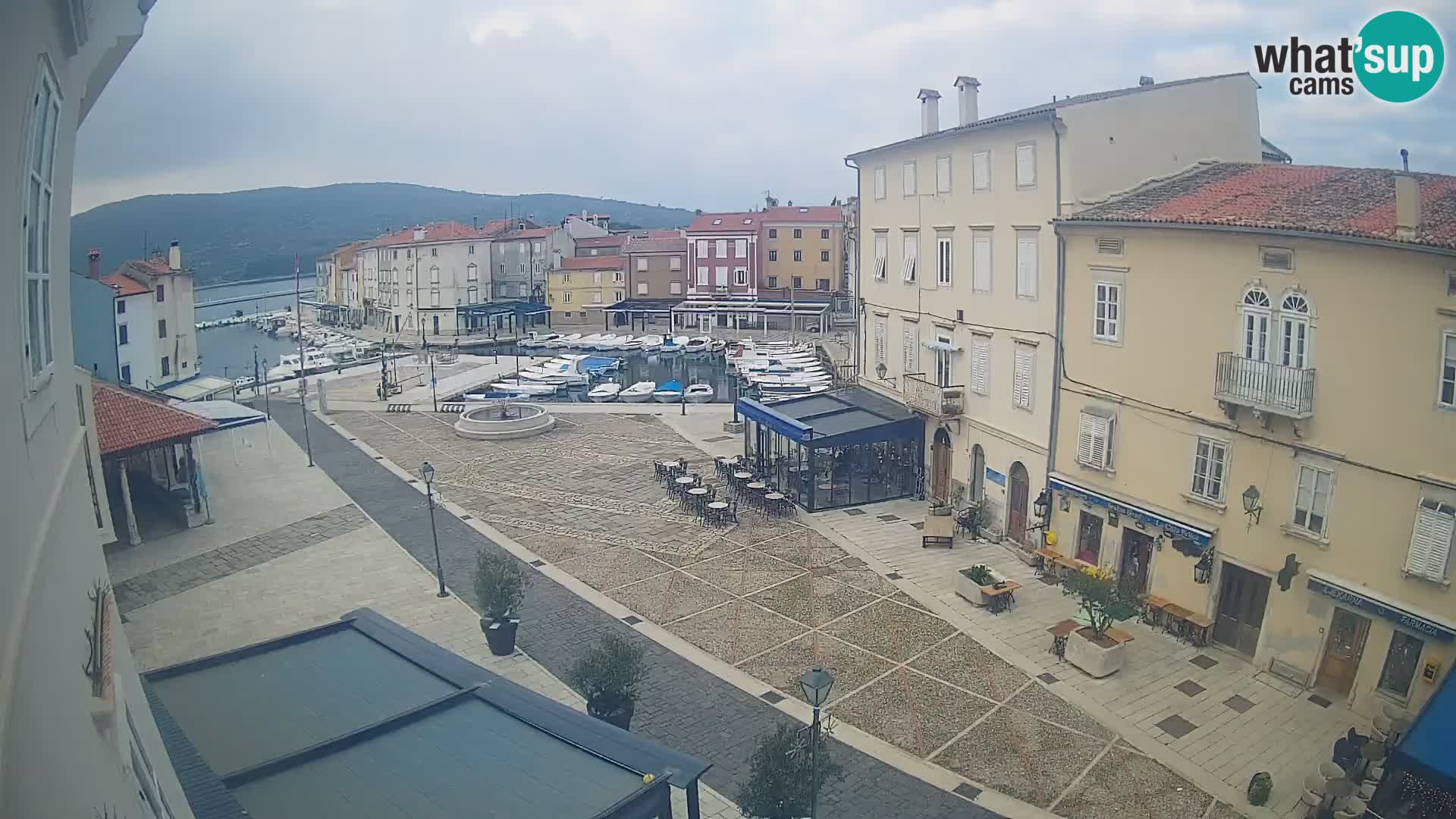 LIVE cam Cres città – piazza principale e “mandrač” – isola di Cherso – Croazia