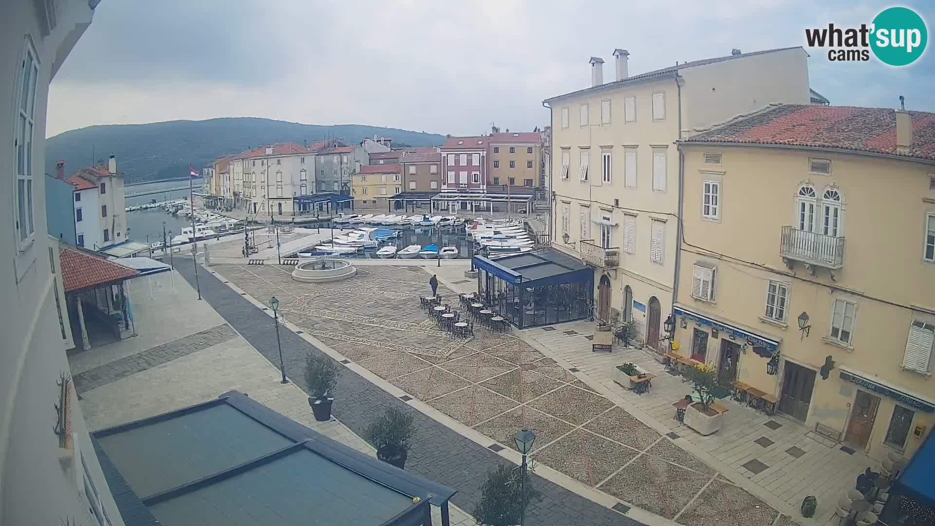 LIVE cam Cres città – piazza principale e “mandrač” – isola di Cherso – Croazia