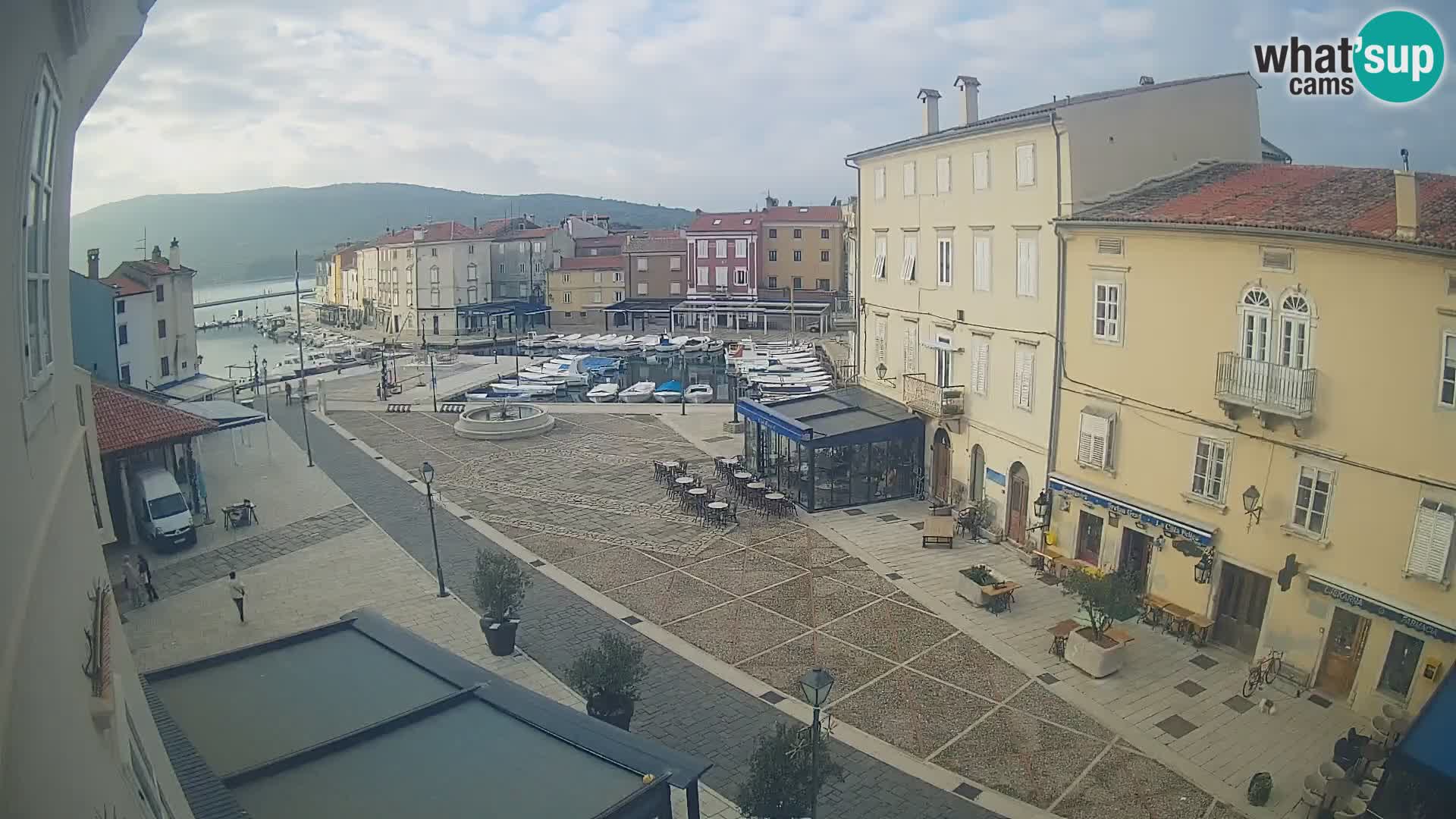 V ŽIVO spletna kamera Cres mesto – glavni trg in “mandrač” – otok Cres – Hrvaška