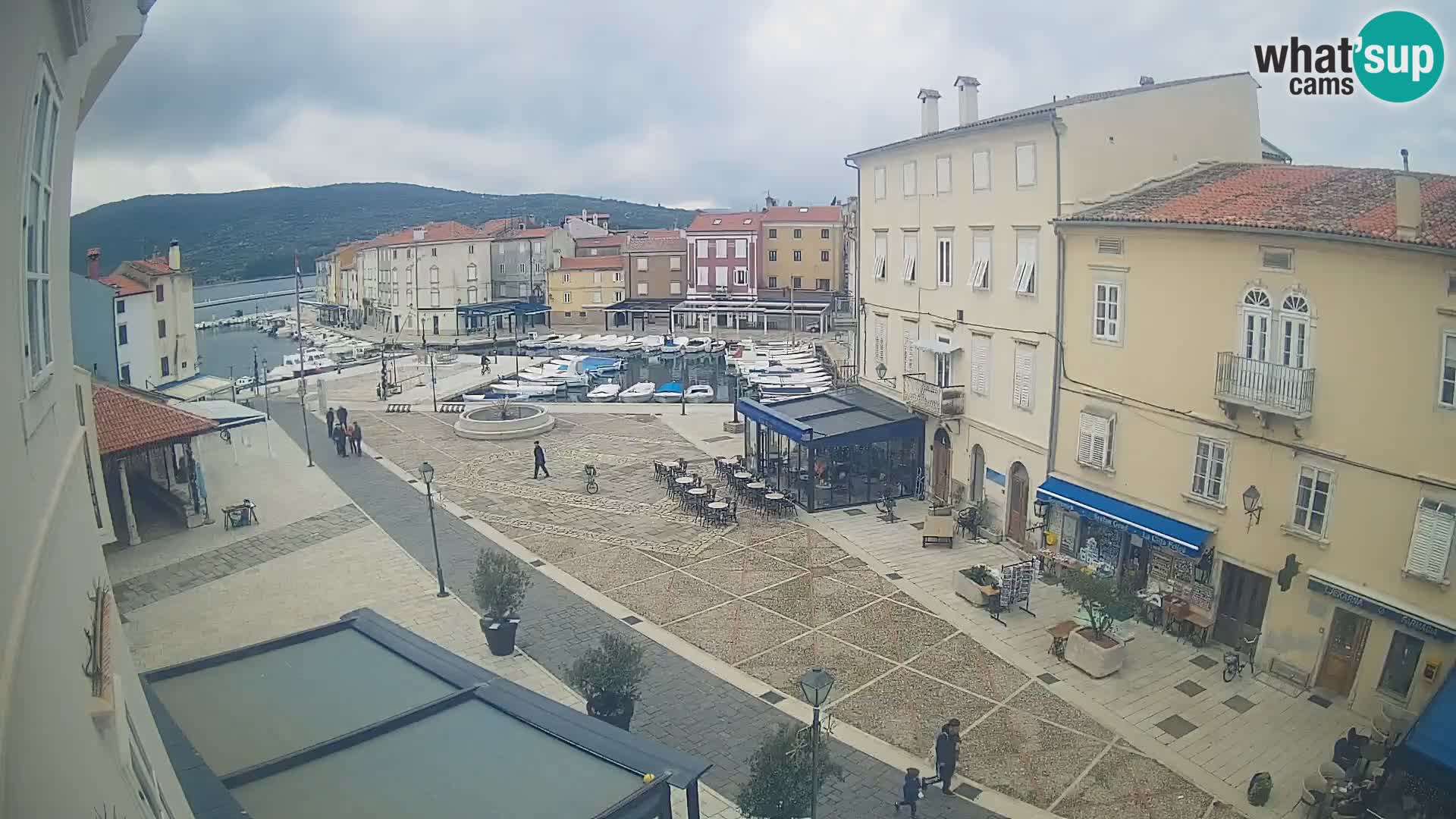 V ŽIVO spletna kamera Cres mesto – glavni trg in “mandrač” – otok Cres – Hrvaška