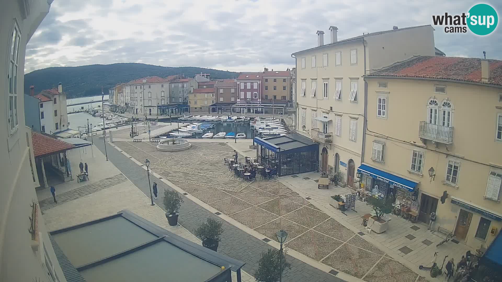 V ŽIVO spletna kamera Cres mesto – glavni trg in “mandrač” – otok Cres – Hrvaška