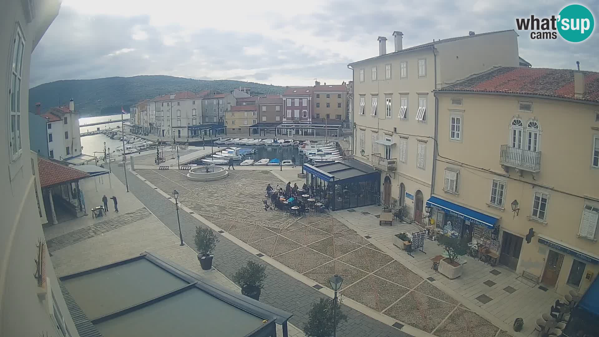 LIVE cam Cres città – piazza principale e “mandrač” – isola di Cherso – Croazia