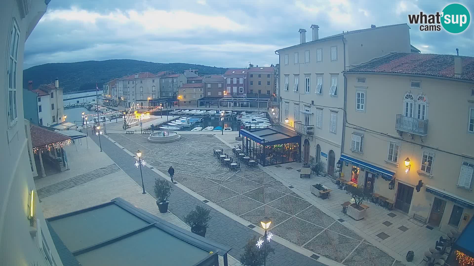 LIVE cam Cres Stadt – Hauptplatz und “mandrač” – Cres Insel – Kroatien