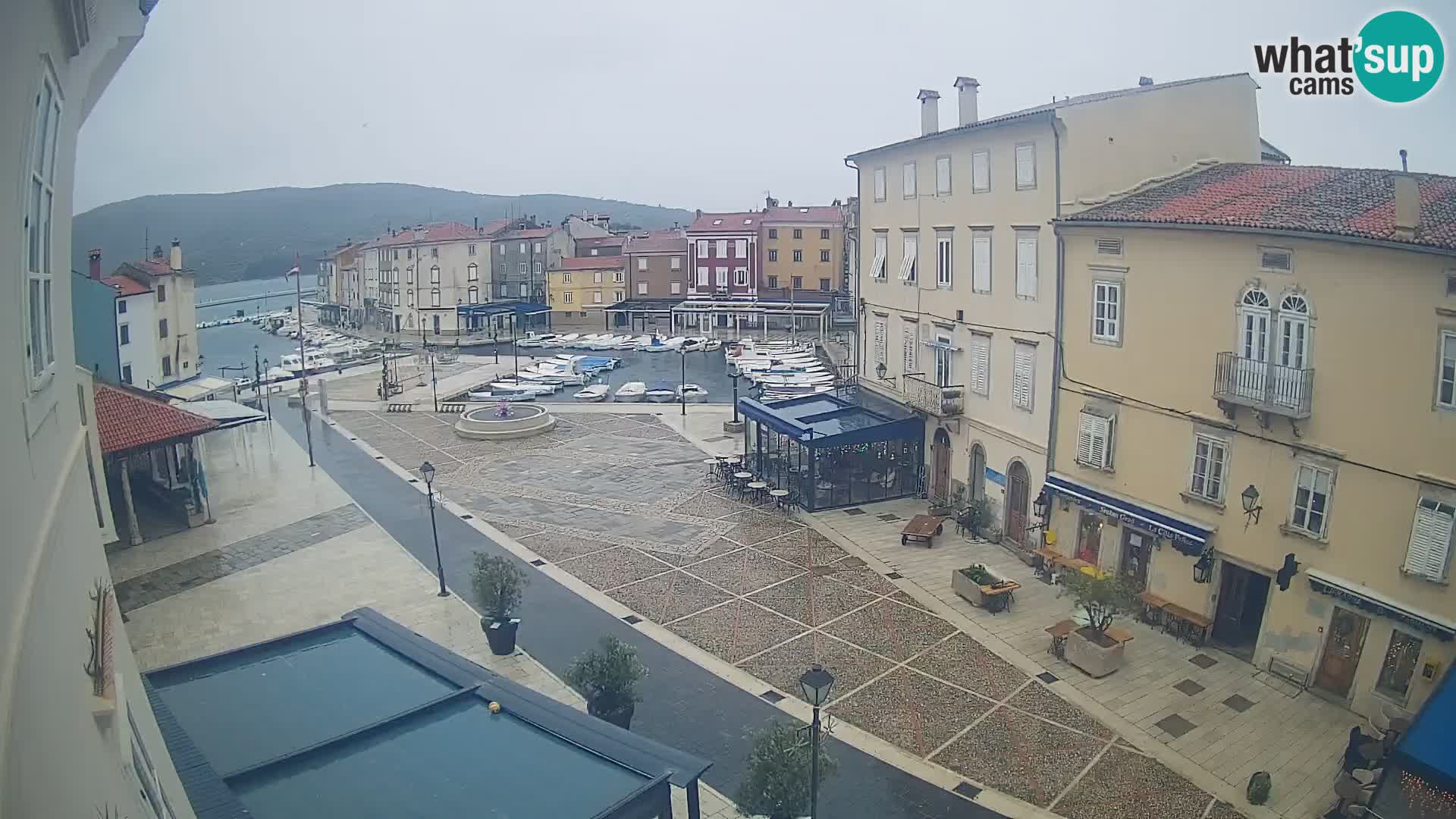 V ŽIVO spletna kamera Cres mesto – glavni trg in “mandrač” – otok Cres – Hrvaška