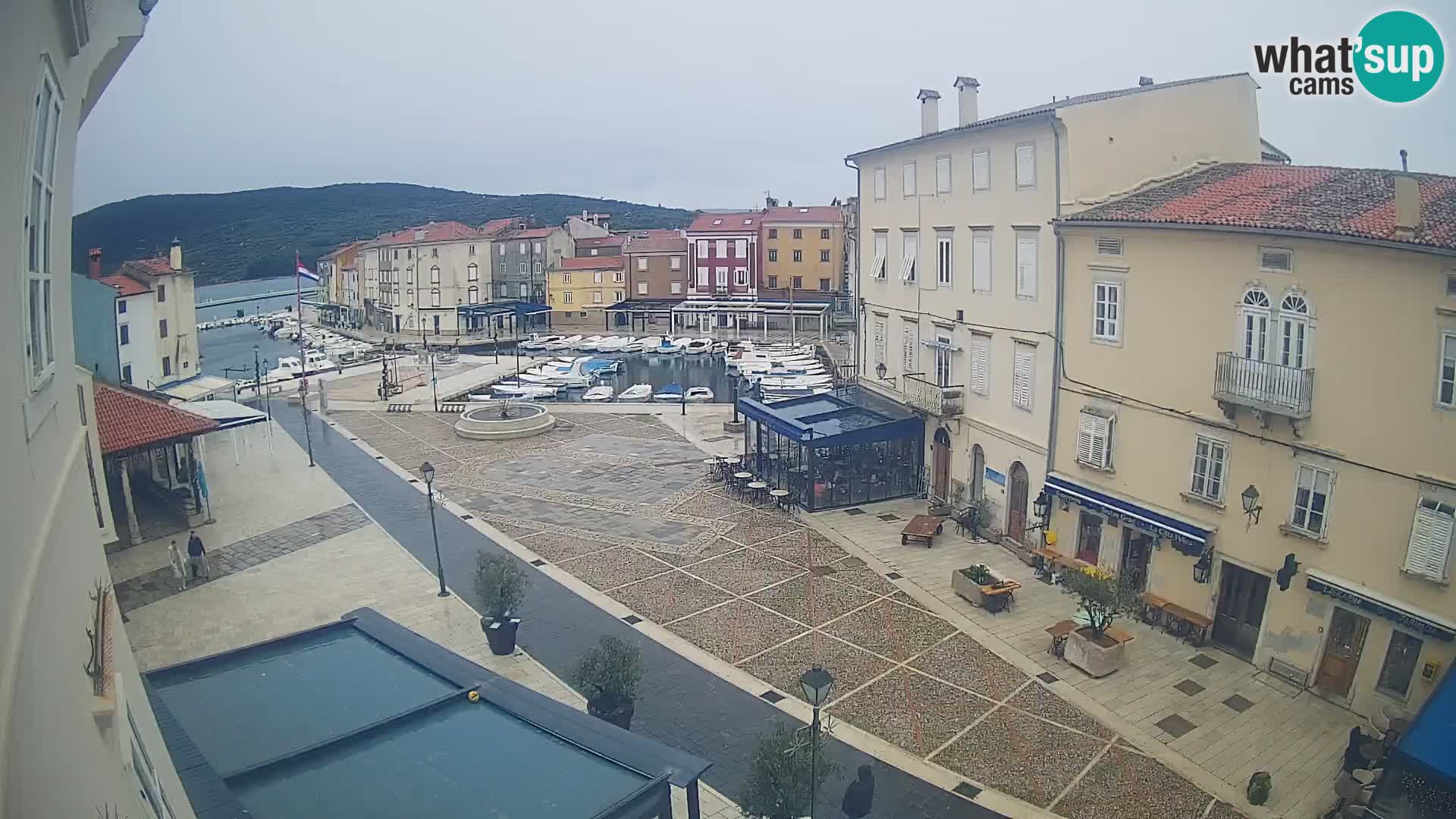 Web kamera Grad Cres – glavni trg i “mandrač” – otok Cres