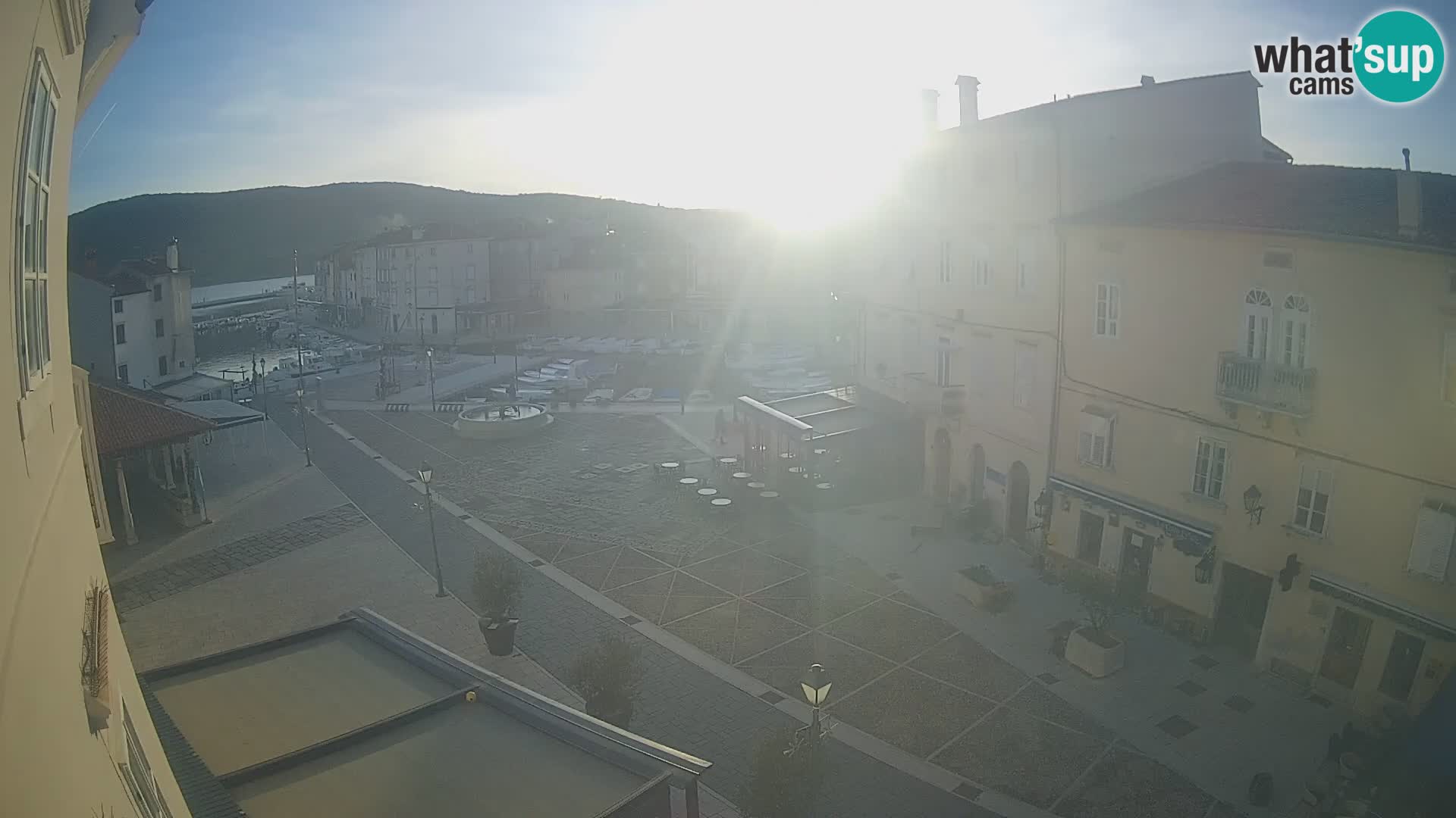 LIVE cam Cres city – place principale et “mandrač” – île de Cres – Croatie