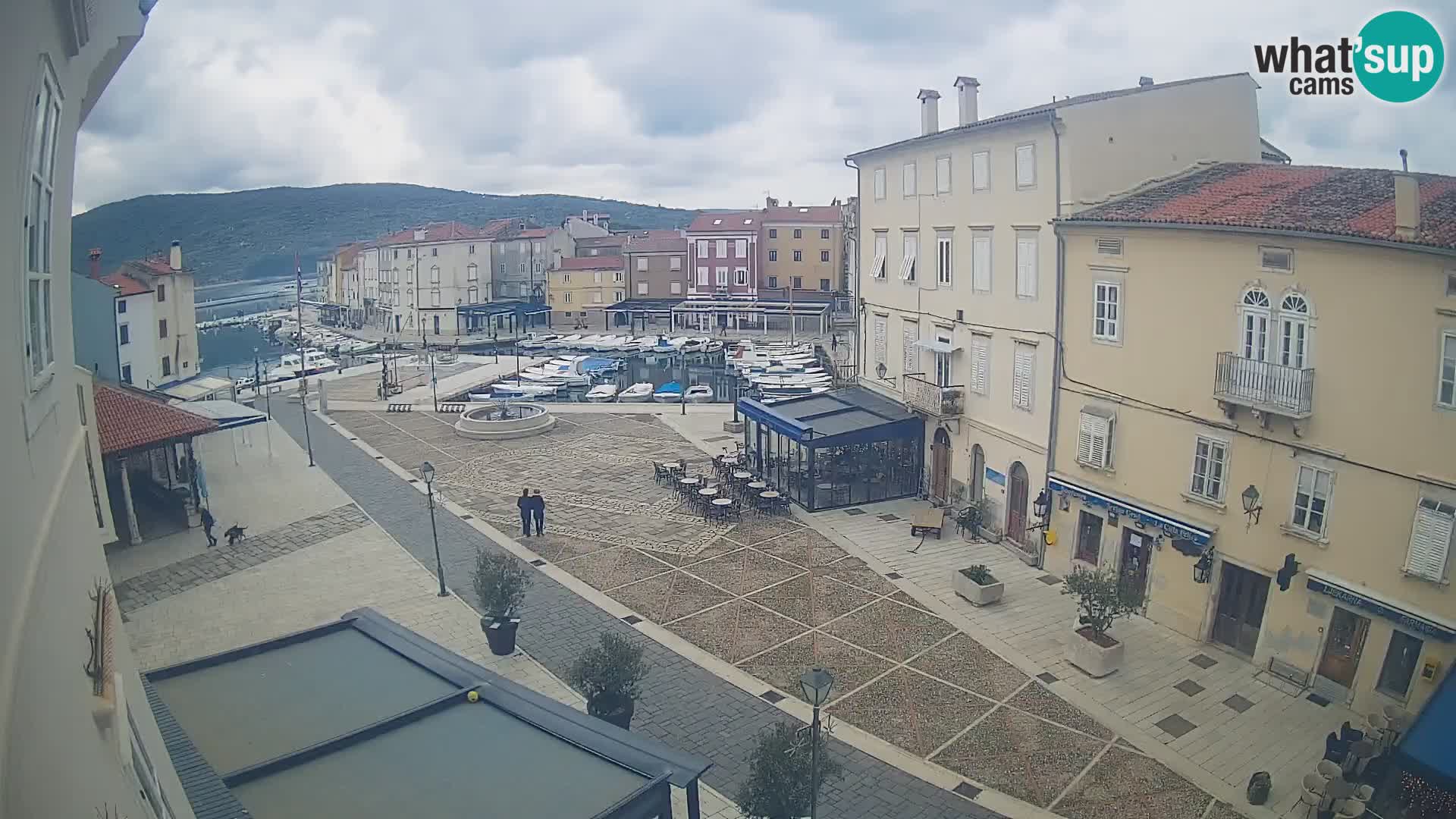 LIVE cam Cres city – place principale et “mandrač” – île de Cres – Croatie