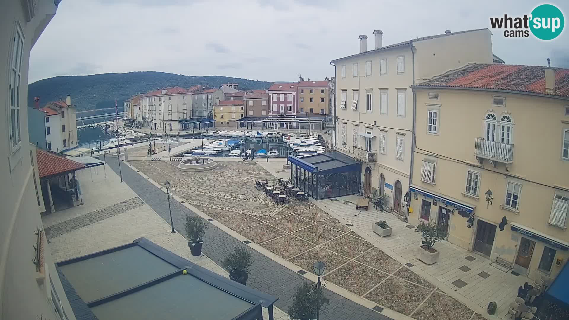 V ŽIVO spletna kamera Cres mesto – glavni trg in “mandrač” – otok Cres – Hrvaška