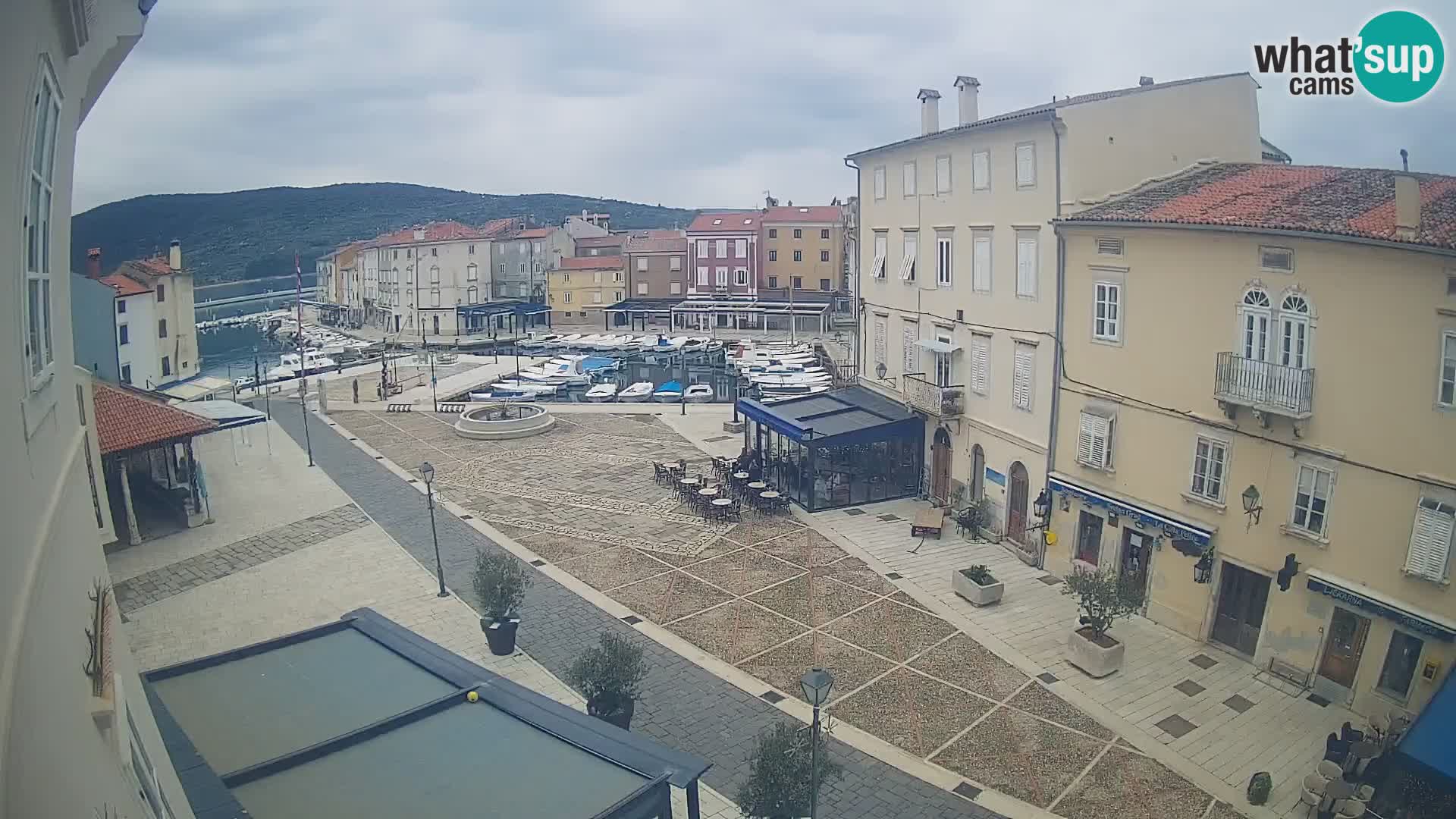 Cámara en vivo ciudad de Cres – plaza principal y “mandrač” – isla de Cres – Croacia