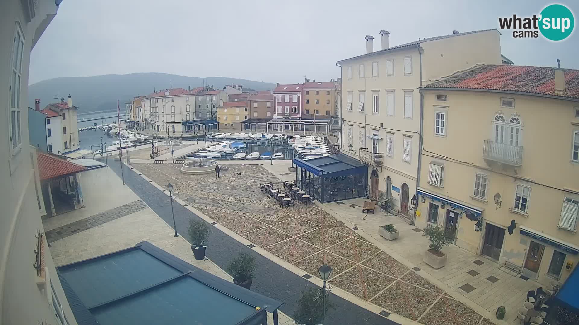 Cámara en vivo ciudad de Cres – plaza principal y “mandrač” – isla de Cres – Croacia