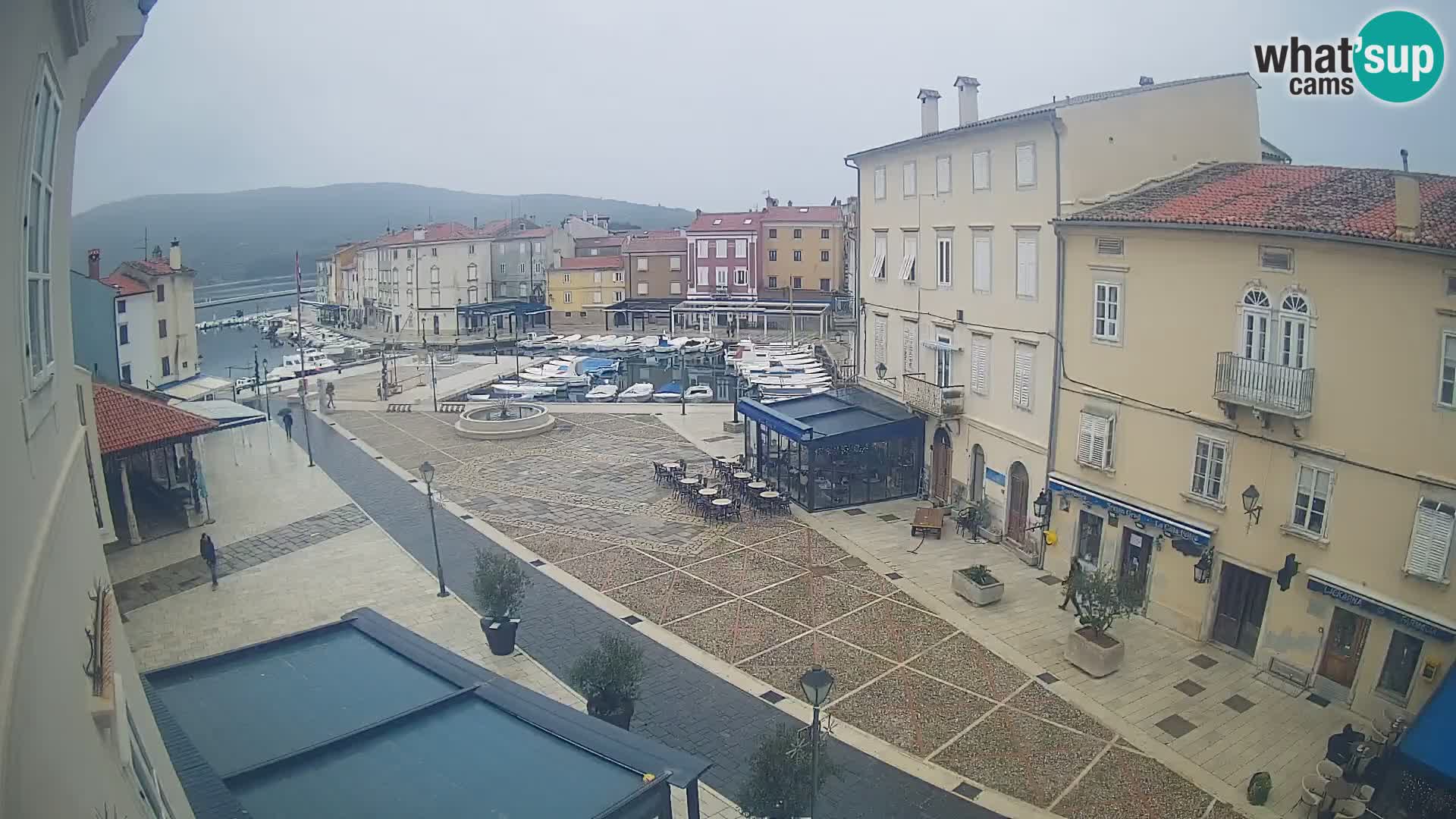 LIVE cam Cres city – place principale et “mandrač” – île de Cres – Croatie