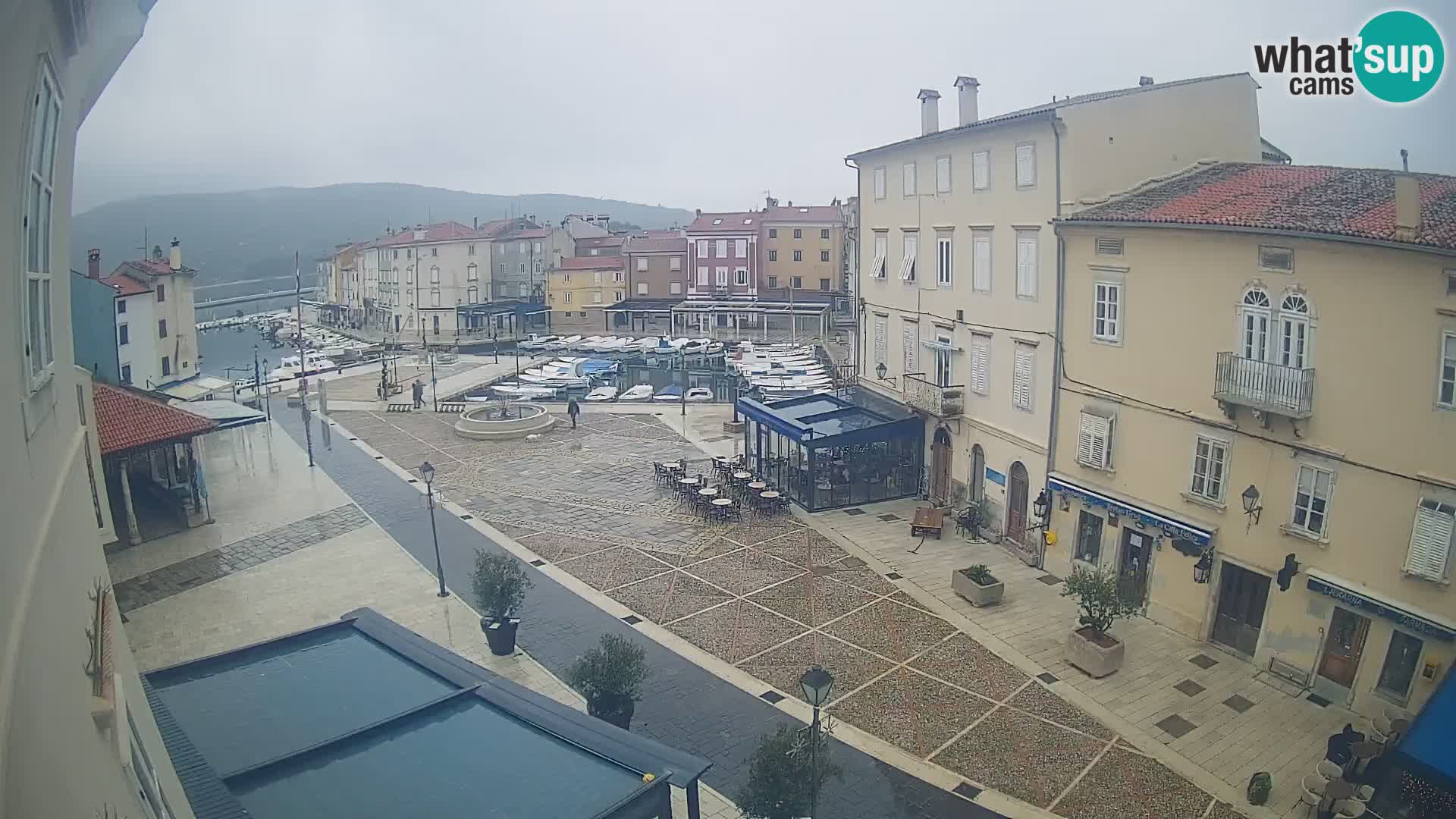 Web kamera Grad Cres – glavni trg i “mandrač” – otok Cres