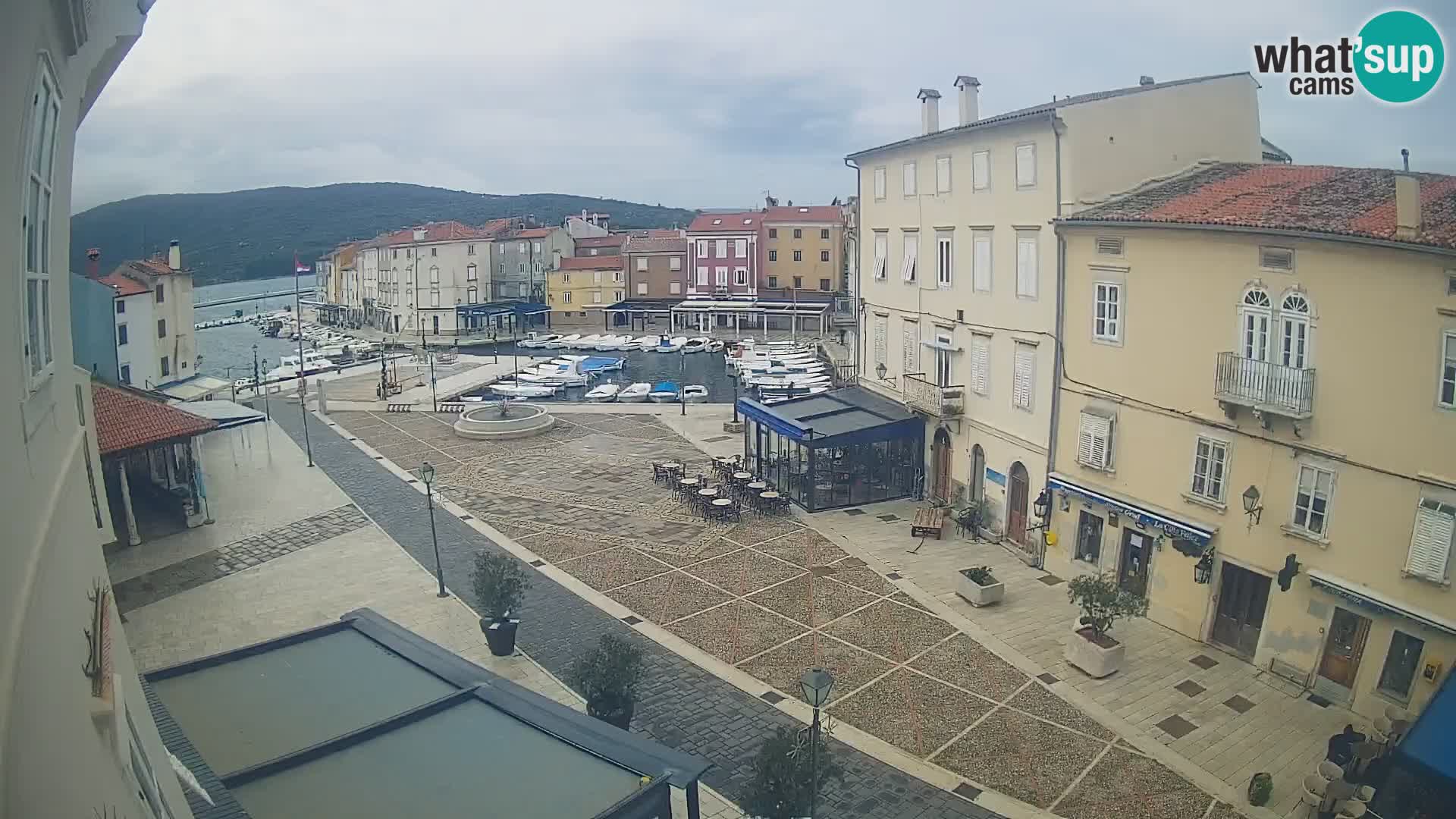 Kamera v ŽIVO Cres mesto – glavni trg in “mandrač” – otok Cres – Hrvaška