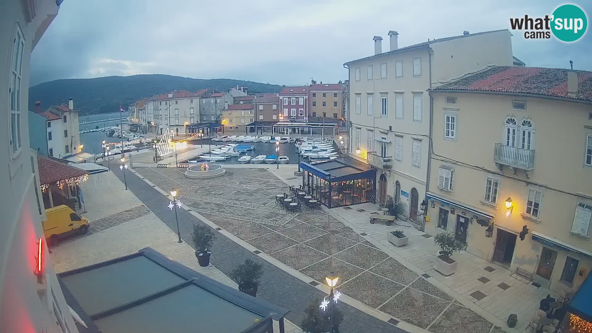 LIVE cam Cres city – place principale et “mandrač” – île de Cres – Croatie