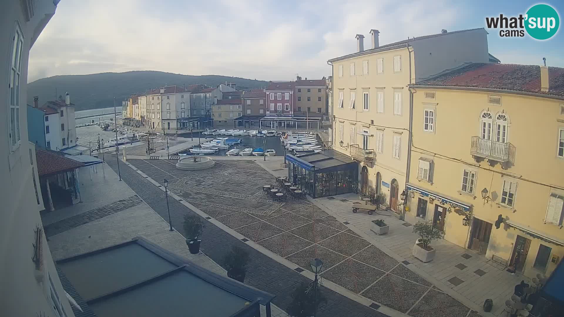 Kamera v ŽIVO Cres mesto – glavni trg in “mandrač” – otok Cres – Hrvaška