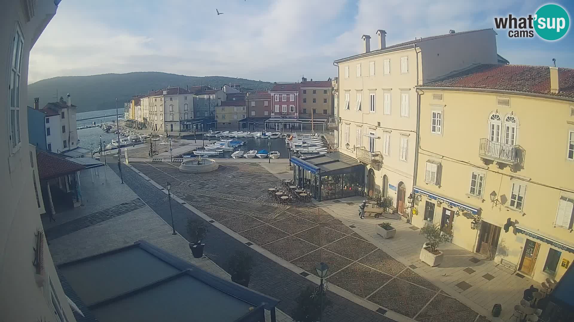 V ŽIVO spletna kamera Cres mesto – glavni trg in “mandrač” – otok Cres – Hrvaška