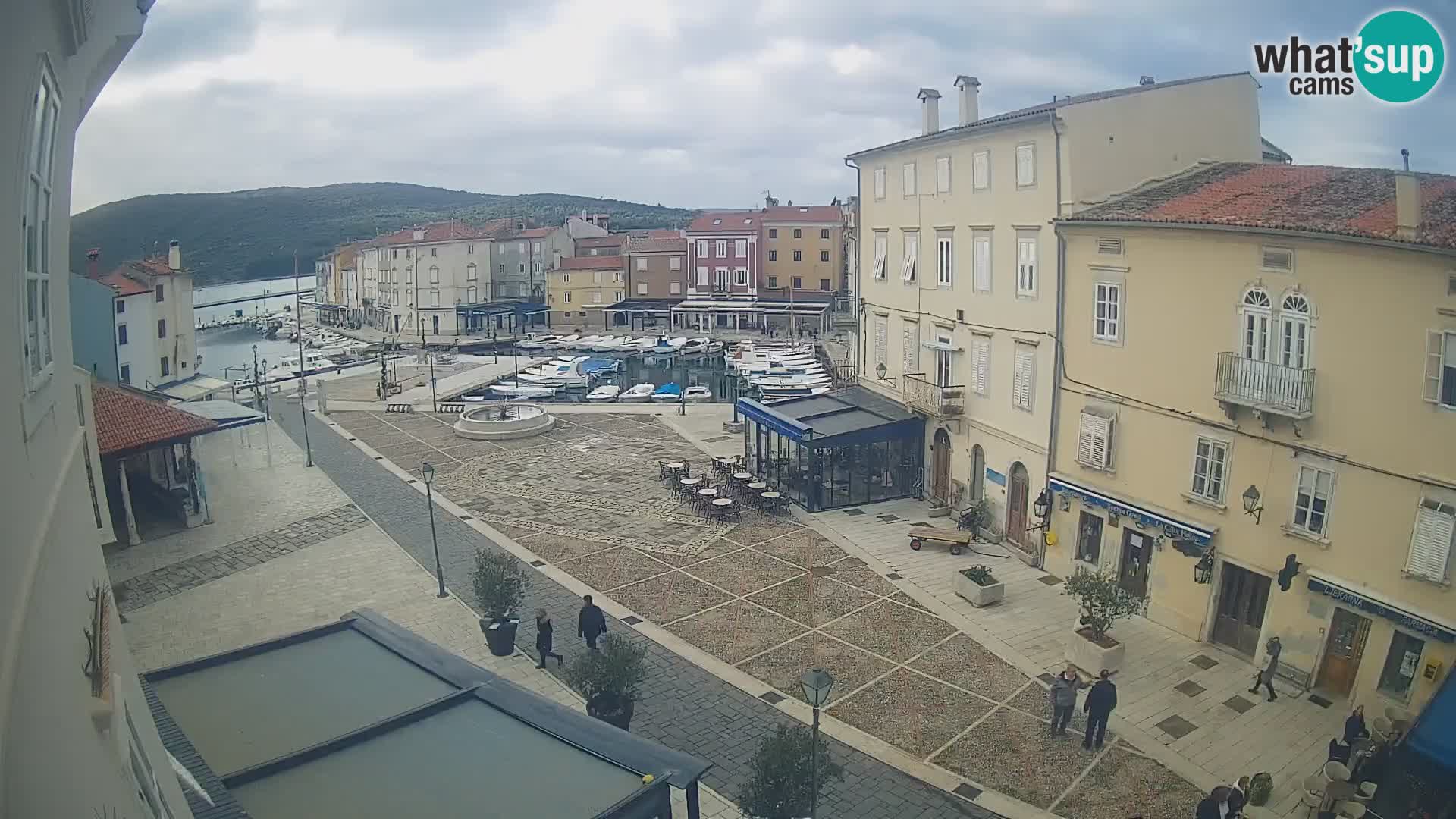 Web kamera Grad Cres – glavni trg i “mandrač” – otok Cres