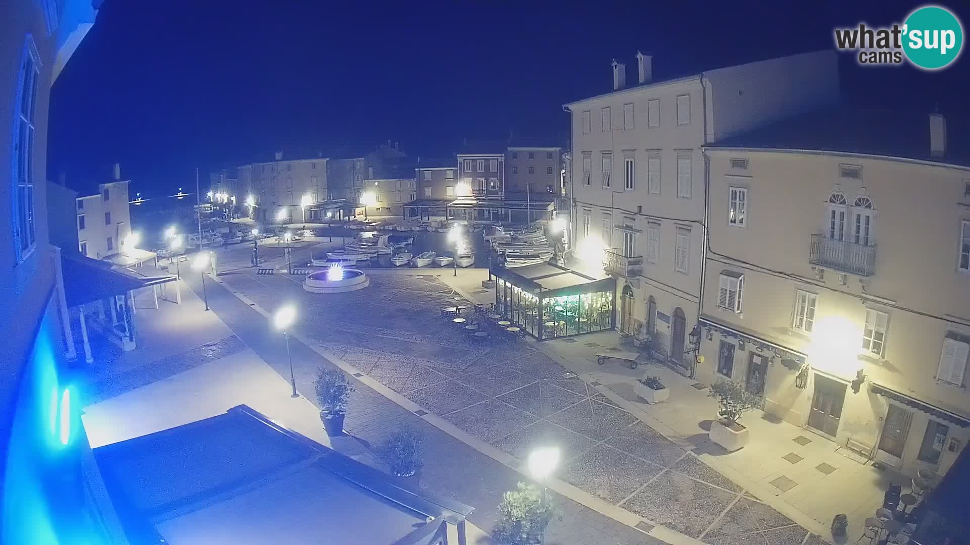 Cámara en vivo ciudad de Cres – plaza principal y “mandrač” – isla de Cres – Croacia