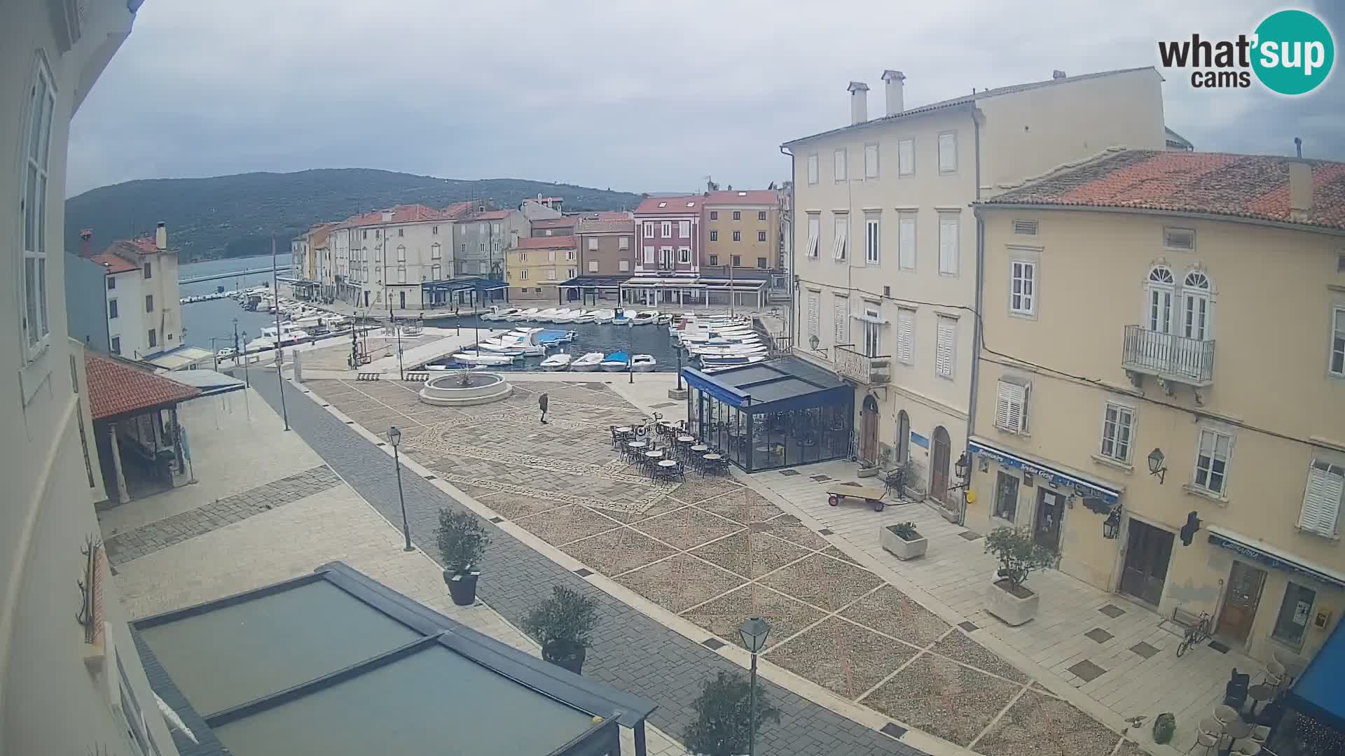 LIVE cam Cres city – place principale et “mandrač” – île de Cres – Croatie