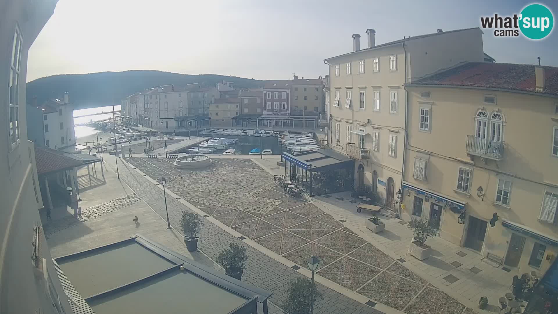 LIVE cam Cres city – place principale et “mandrač” – île de Cres – Croatie