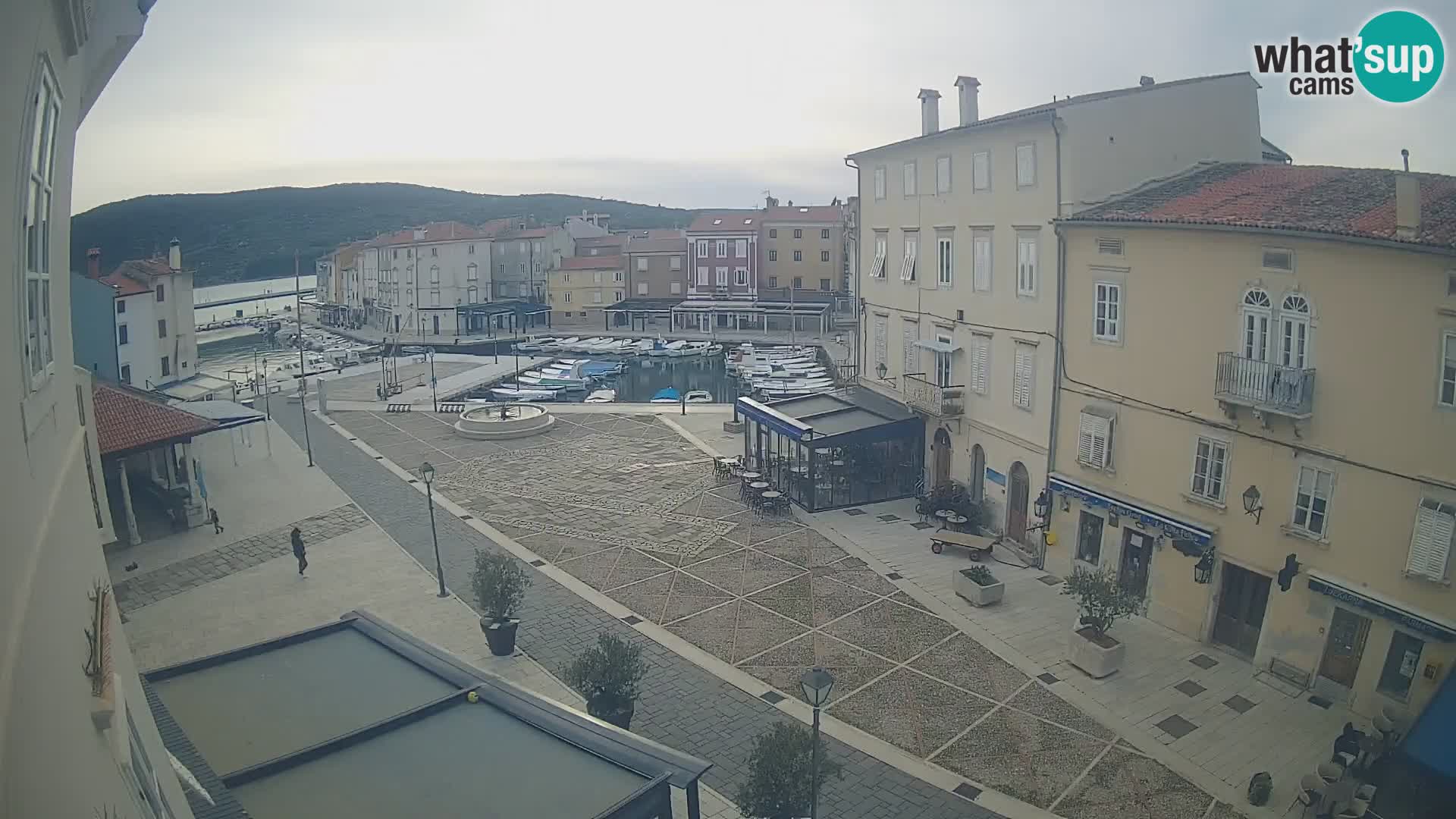 LIVE cam Cres city – place principale et “mandrač” – île de Cres – Croatie