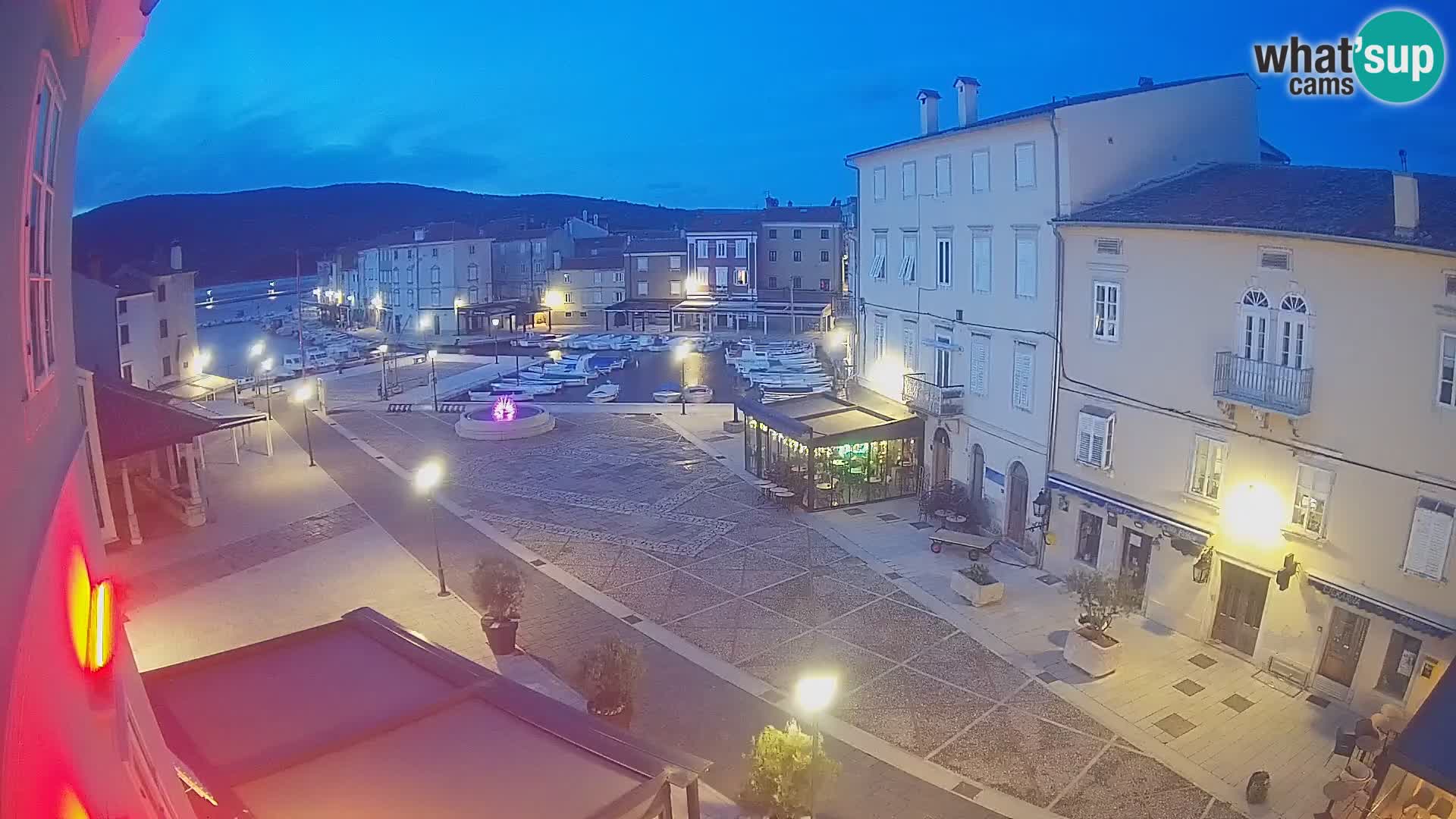 LIVE cam Cres city – place principale et “mandrač” – île de Cres – Croatie