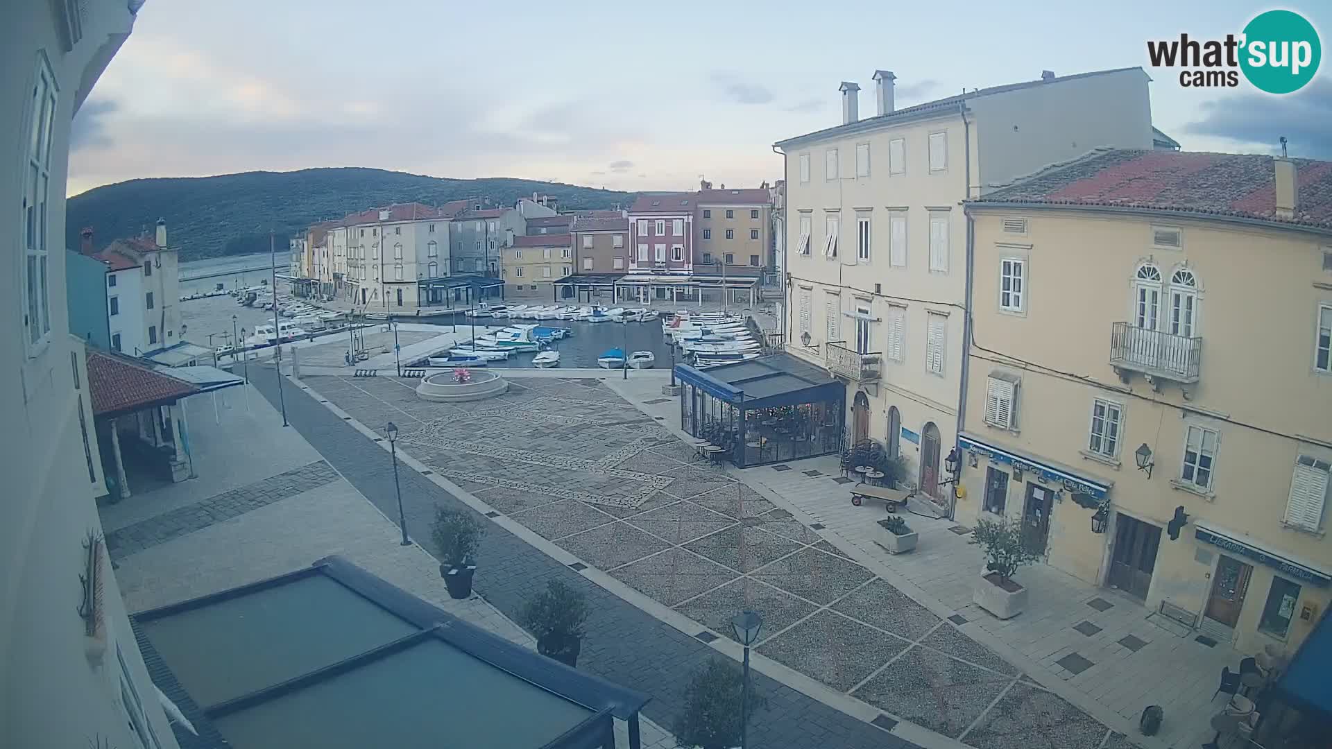 Kamera v ŽIVO Cres mesto – glavni trg in “mandrač” – otok Cres – Hrvaška