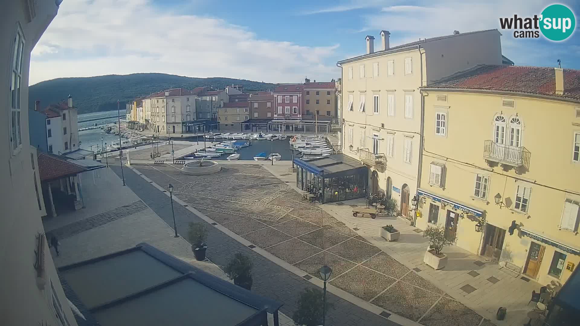 Kamera v ŽIVO Cres mesto – glavni trg in “mandrač” – otok Cres – Hrvaška