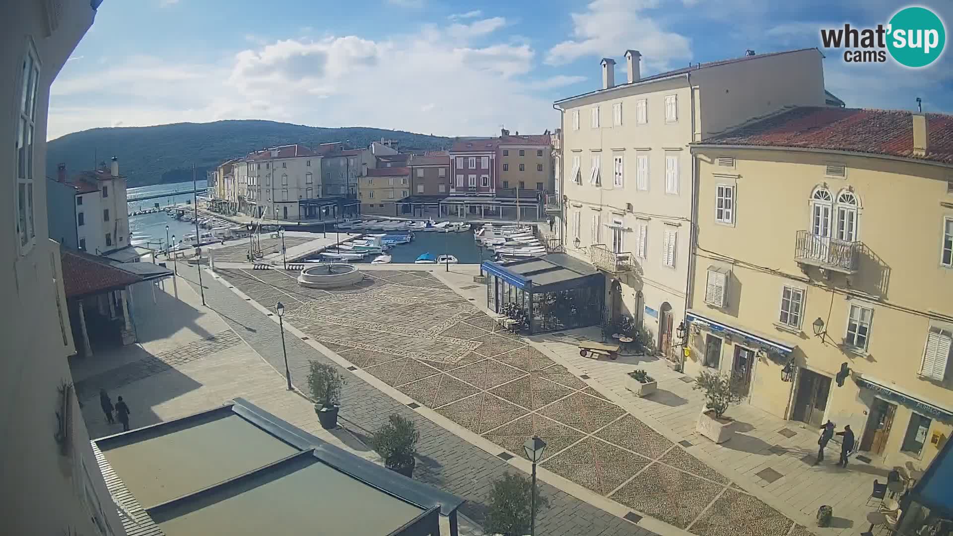 Kamera v ŽIVO Cres mesto – glavni trg in “mandrač” – otok Cres – Hrvaška