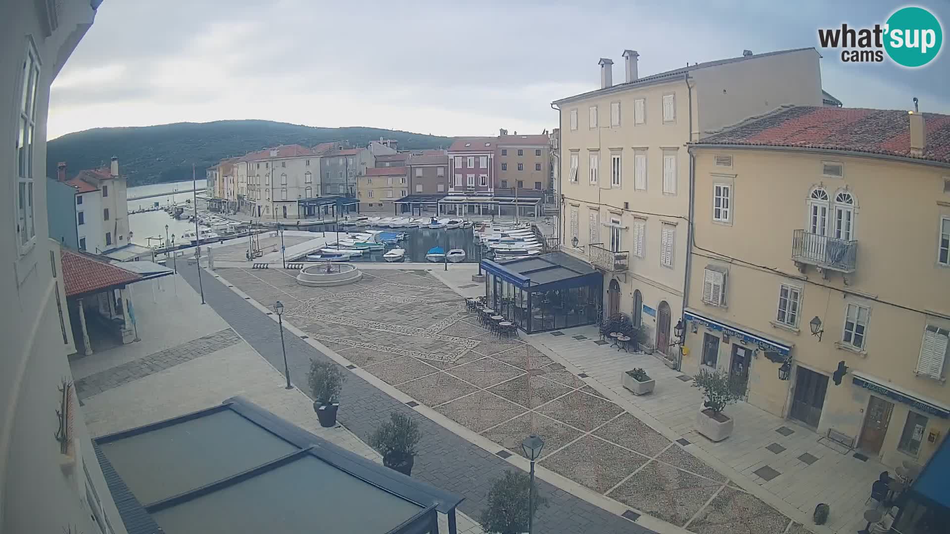 Kamera v ŽIVO Cres mesto – glavni trg in “mandrač” – otok Cres – Hrvaška