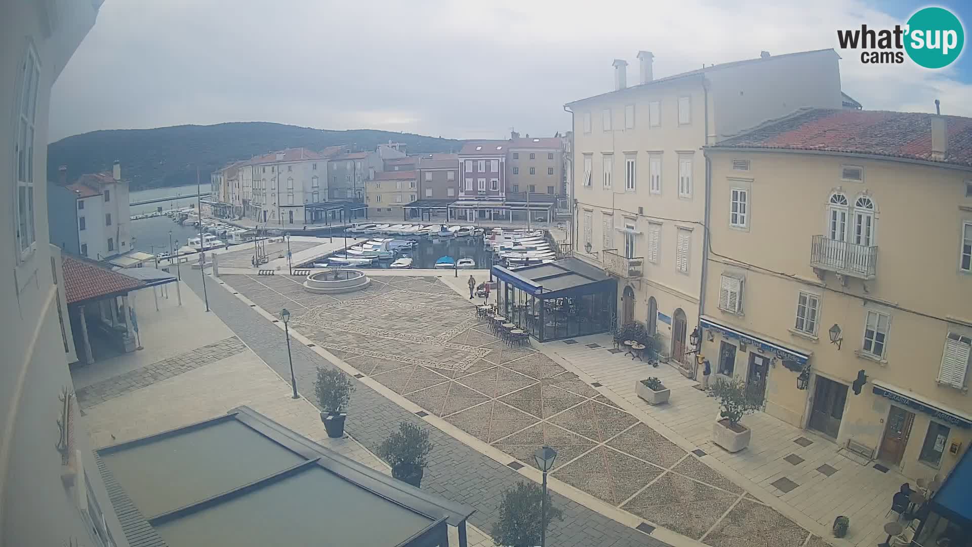 Kamera v ŽIVO Cres mesto – glavni trg in “mandrač” – otok Cres – Hrvaška