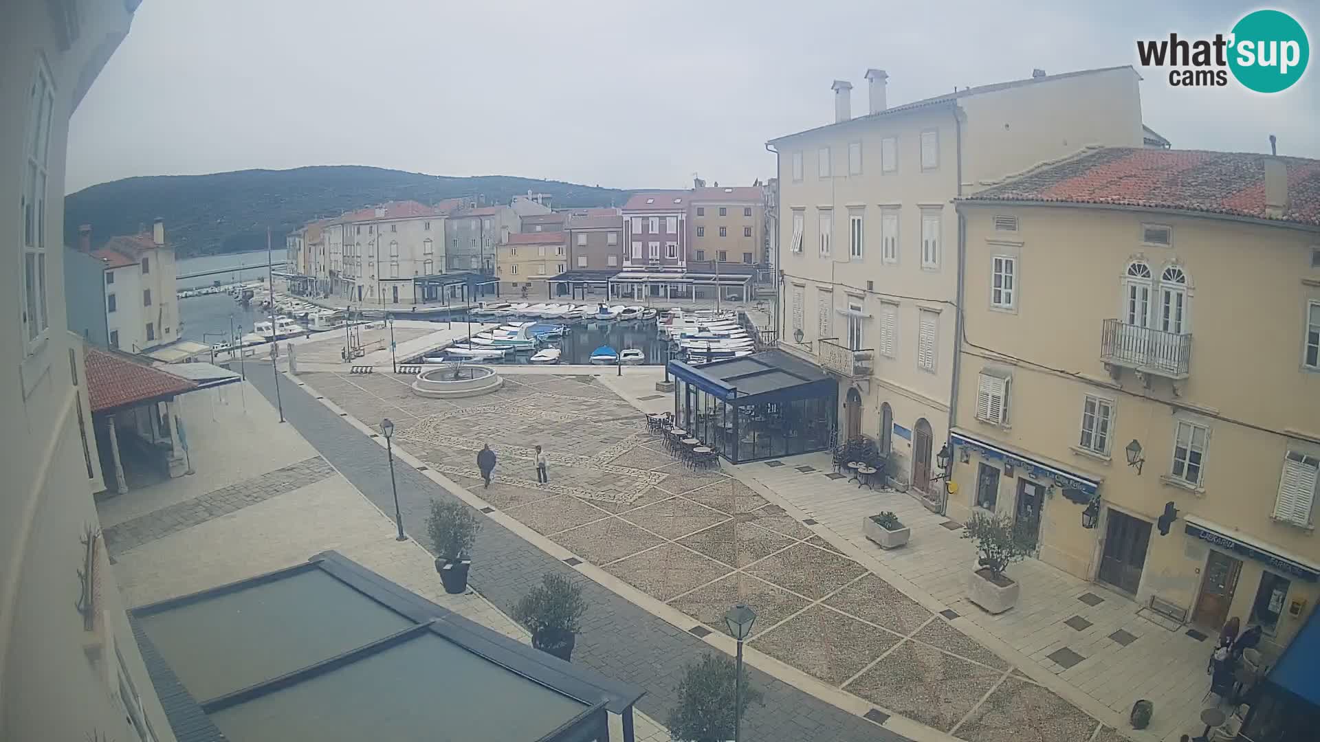 Kamera v ŽIVO Cres mesto – glavni trg in “mandrač” – otok Cres – Hrvaška