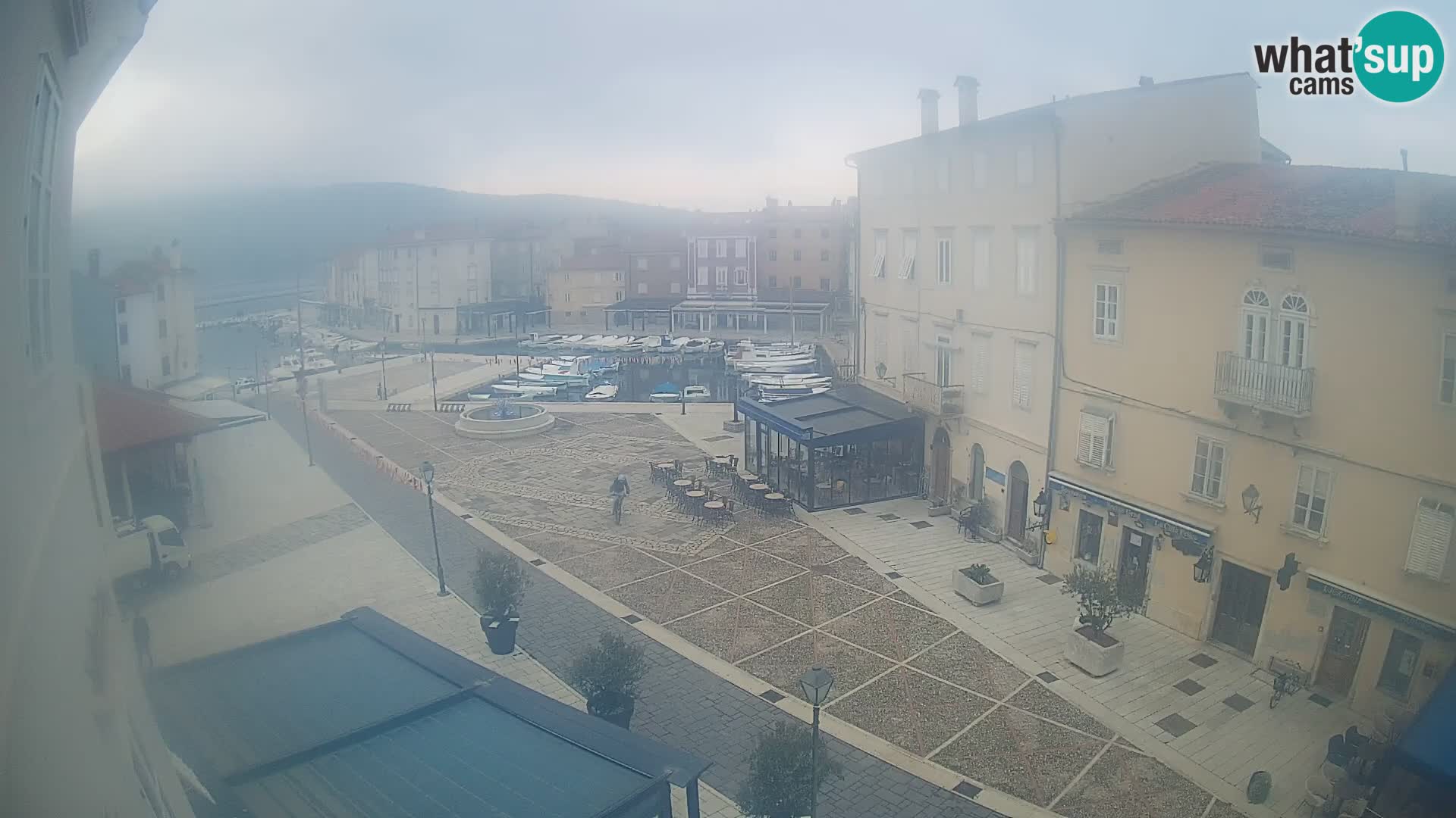 LIVE cam Cres city – place principale et “mandrač” – île de Cres – Croatie