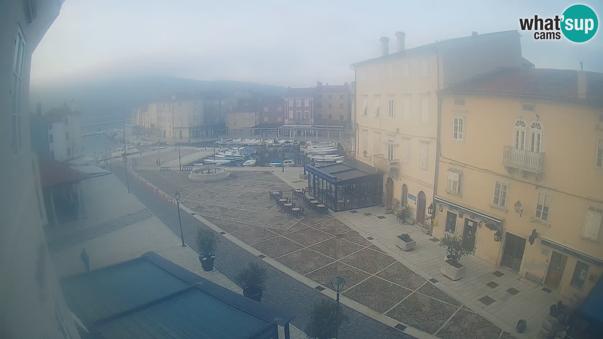 LIVE cam Cres city – place principale et “mandrač” – île de Cres – Croatie