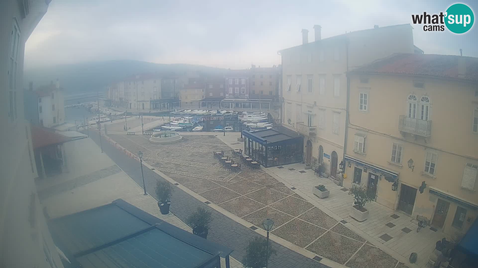 V ŽIVO spletna kamera Cres mesto – glavni trg in “mandrač” – otok Cres – Hrvaška