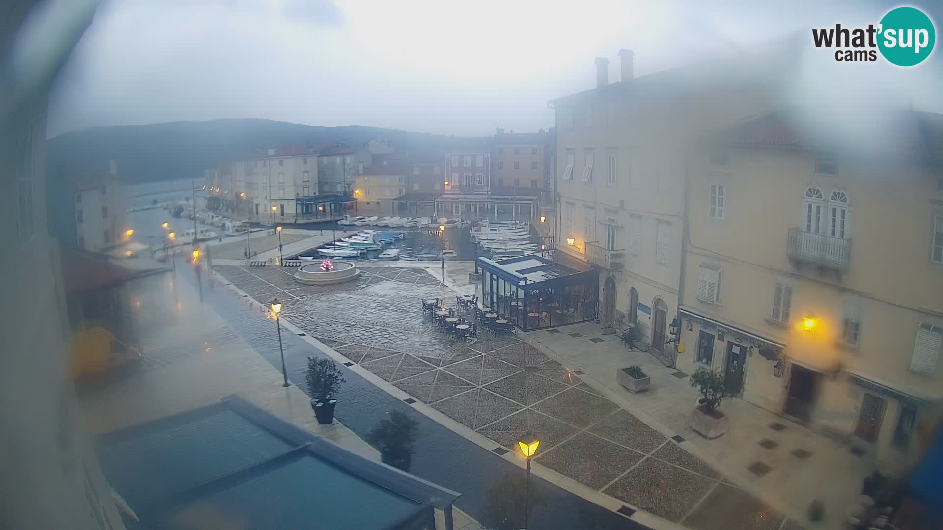 LIVE cam Cres Stadt – Hauptplatz und “mandrač” – Cres Insel – Kroatien