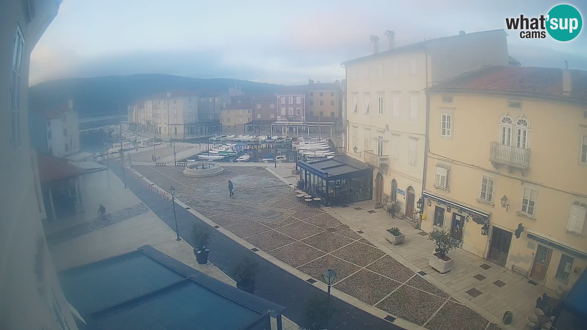 LIVE cam Cres città – piazza principale e “mandrač” – isola di Cherso – Croazia