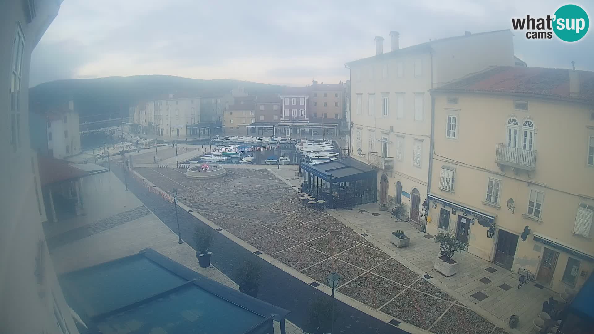 LIVE cam Cres city – place principale et “mandrač” – île de Cres – Croatie