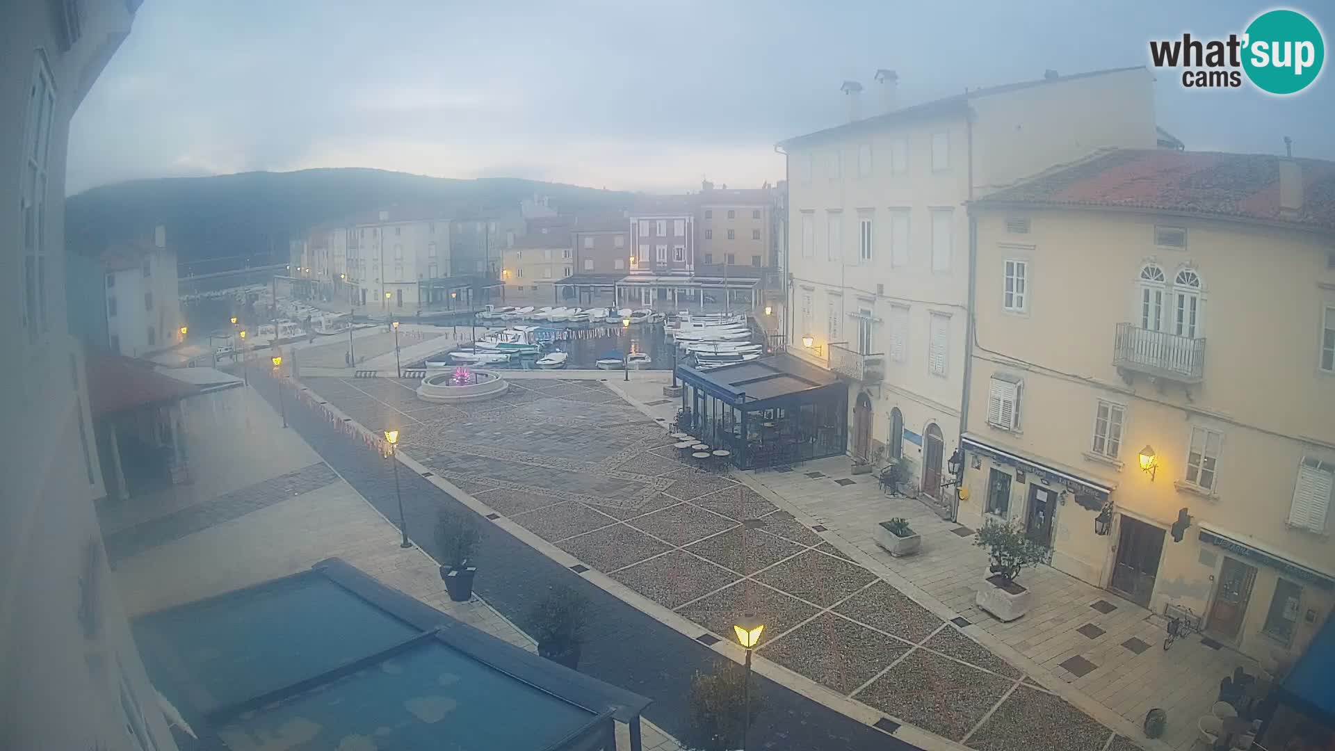 LIVE cam Cres città – piazza principale e “mandrač” – isola di Cherso – Croazia