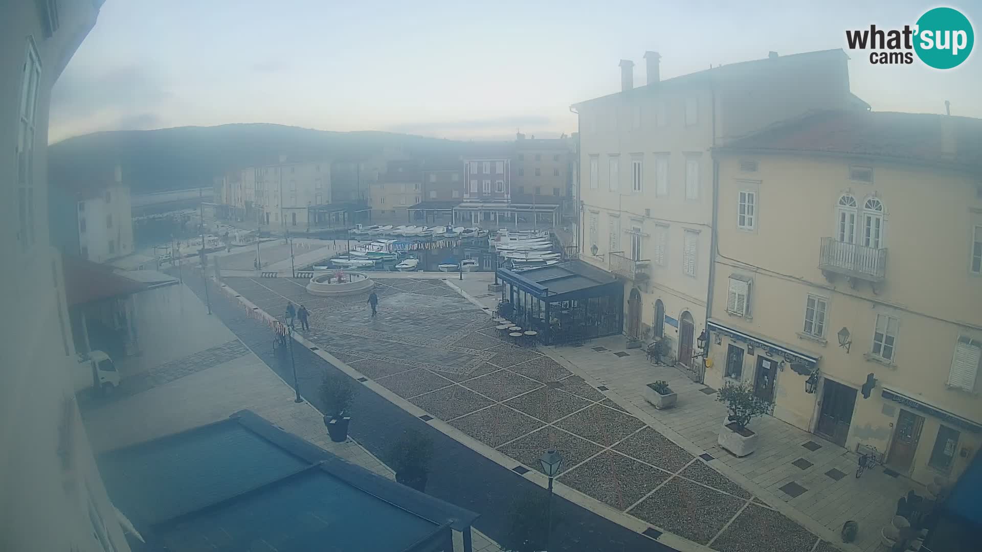 LIVE cam Cres city – place principale et “mandrač” – île de Cres – Croatie