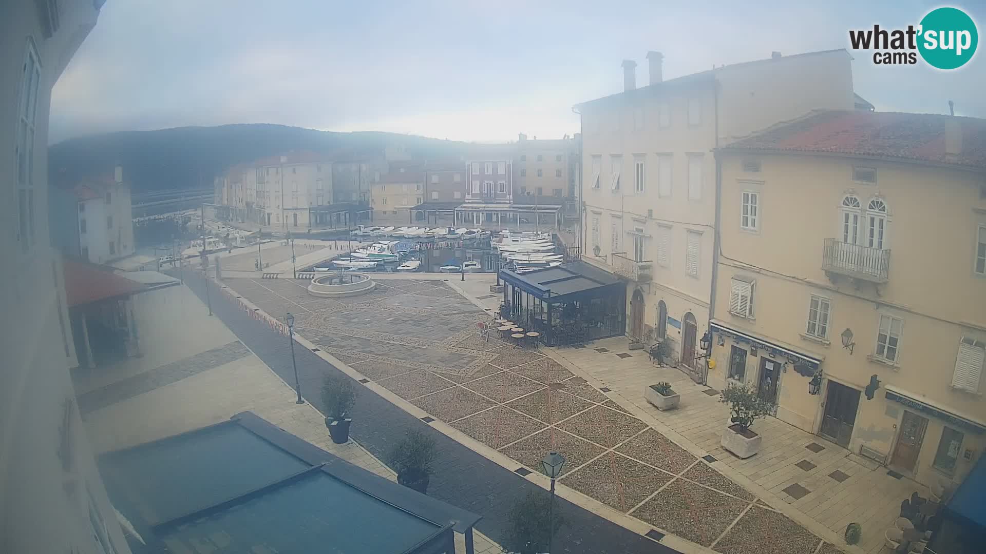 LIVE cam Cres città – piazza principale e “mandrač” – isola di Cherso – Croazia