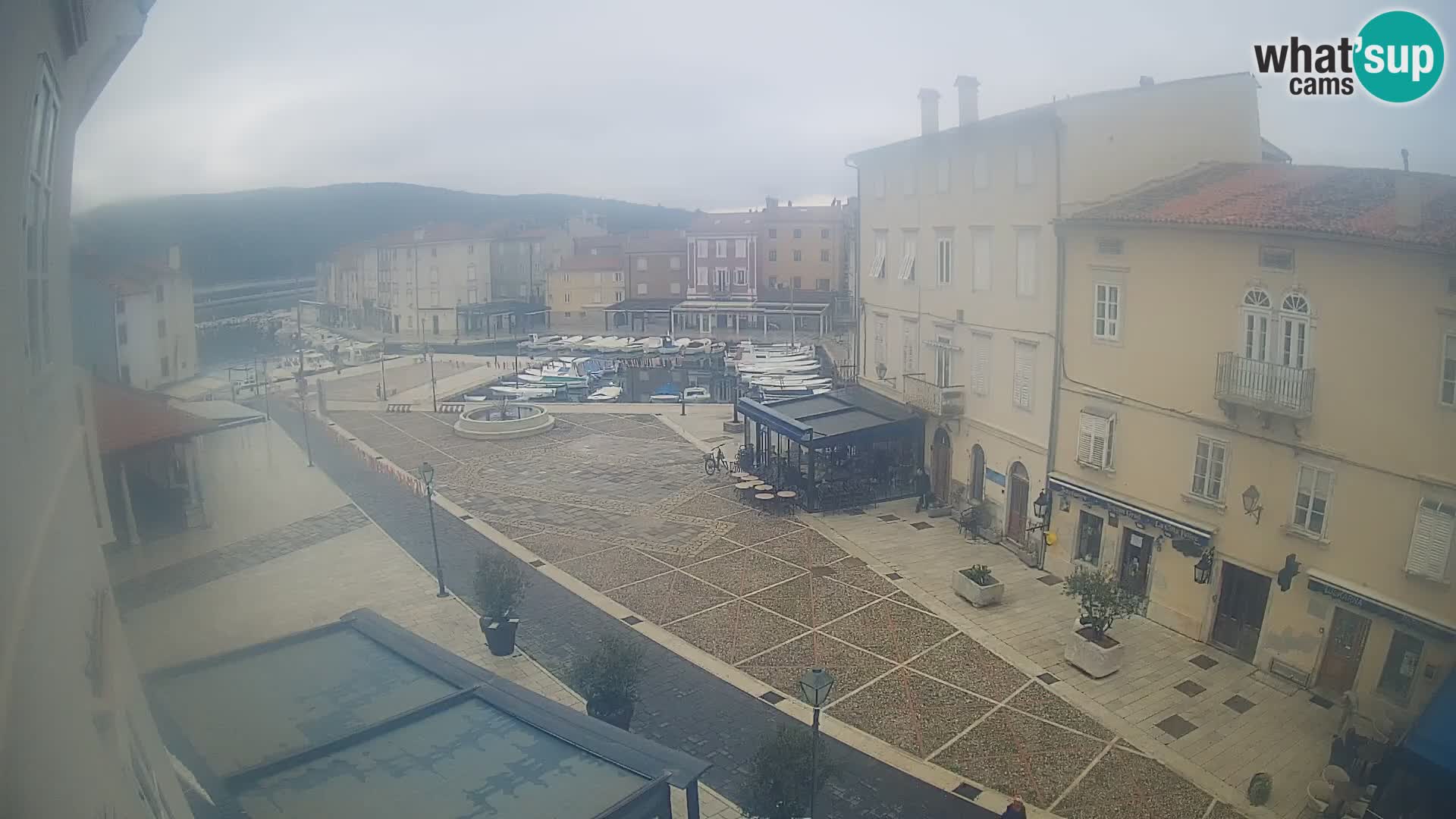 LIVE cam Cres city – place principale et “mandrač” – île de Cres – Croatie