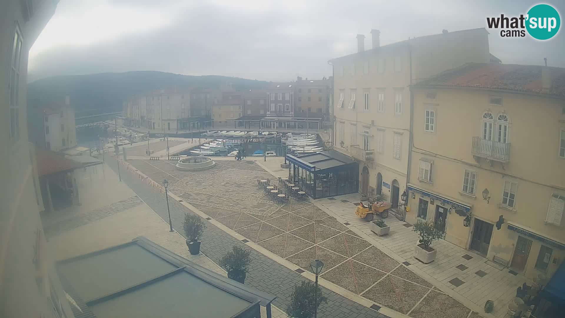 V ŽIVO spletna kamera Cres mesto – glavni trg in “mandrač” – otok Cres – Hrvaška