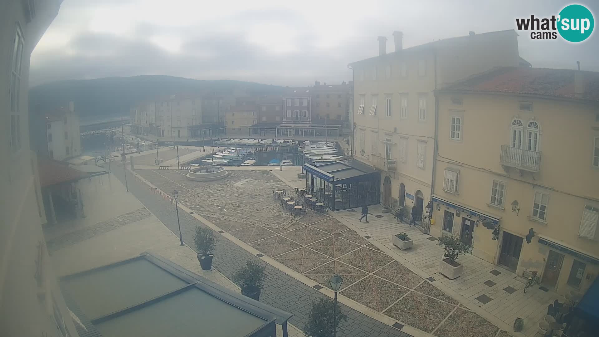 LIVE cam Cres city – place principale et “mandrač” – île de Cres – Croatie