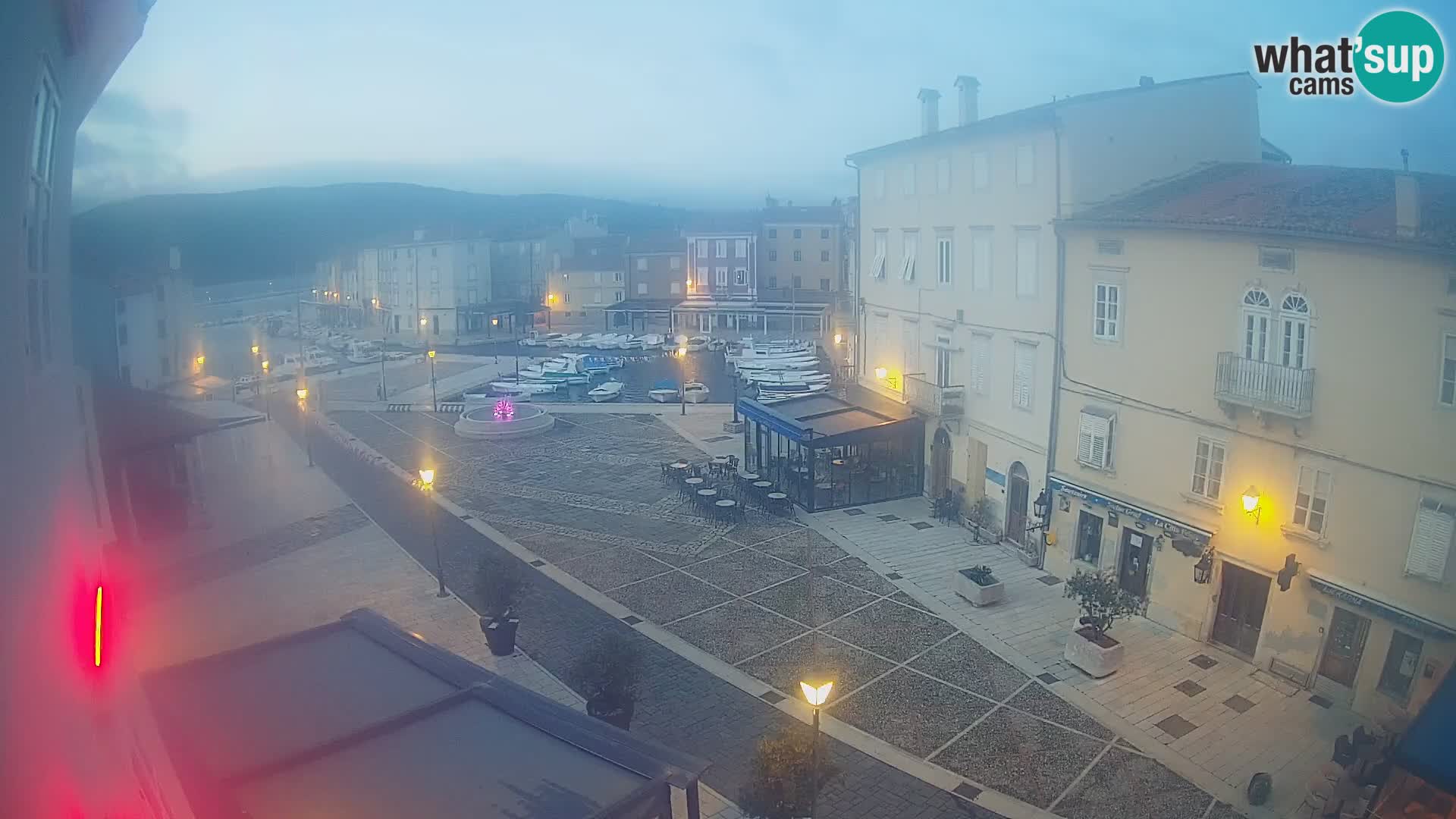 LIVE cam Cres city – place principale et “mandrač” – île de Cres – Croatie