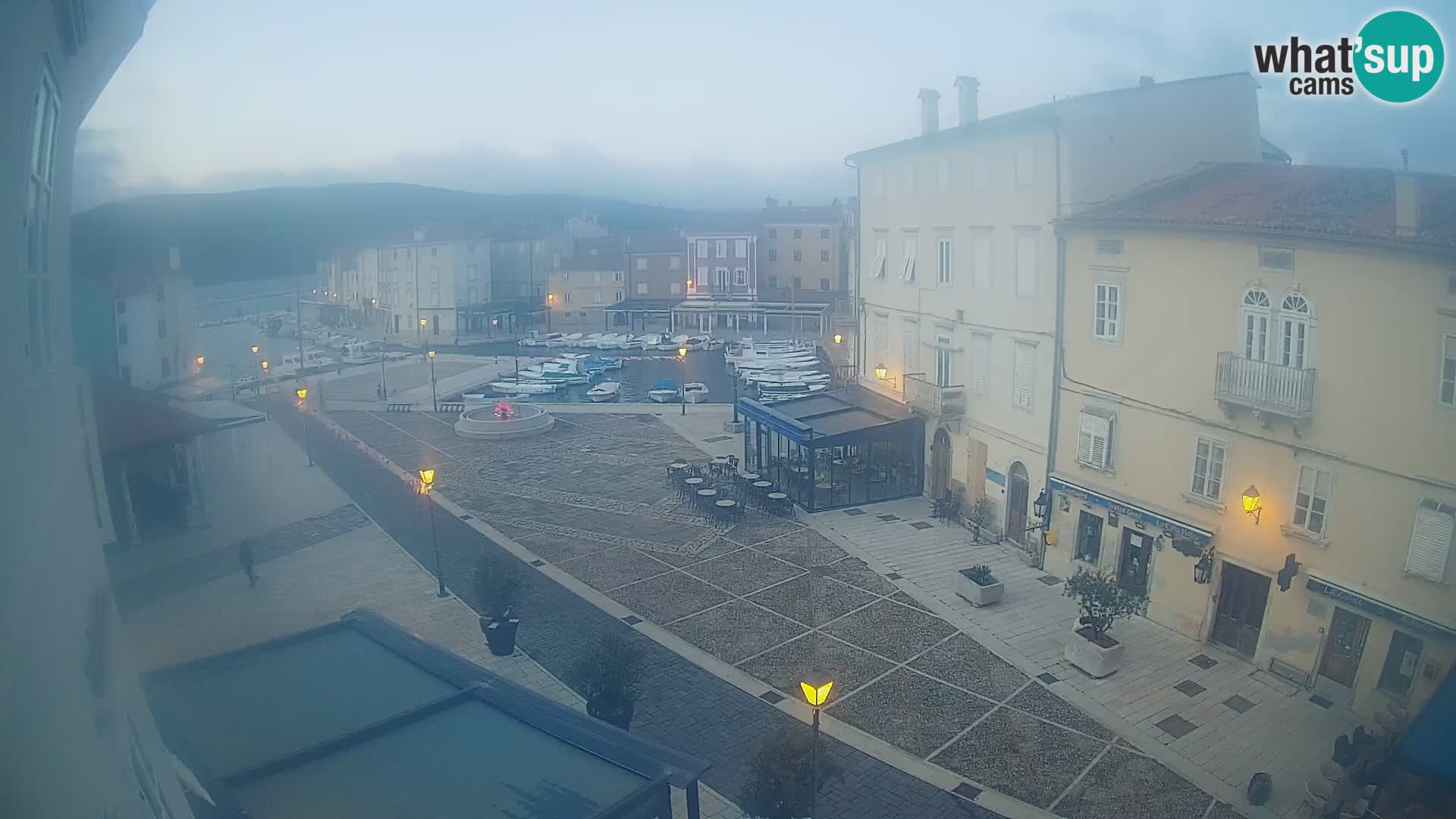 LIVE cam Cres city – place principale et “mandrač” – île de Cres – Croatie