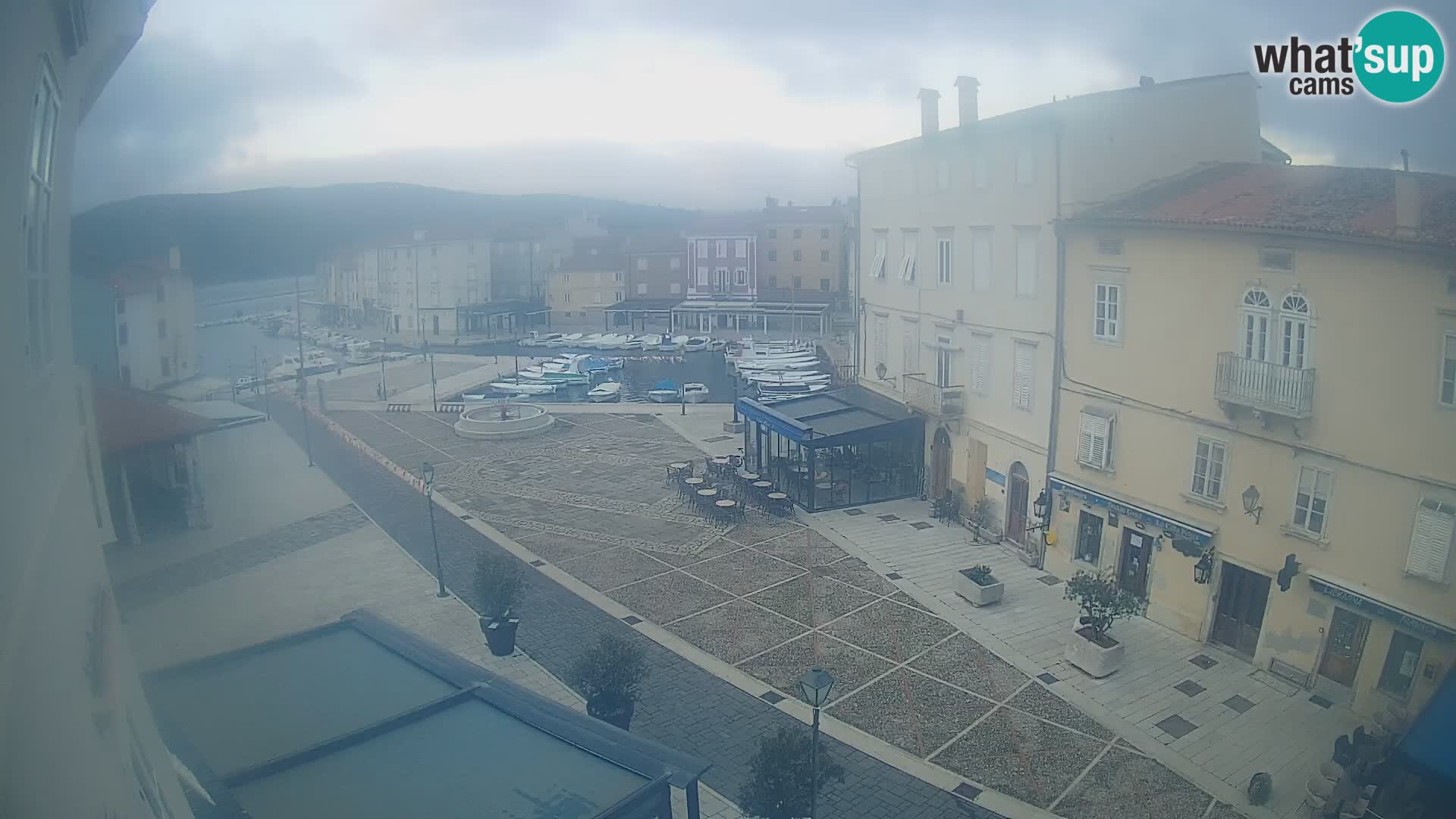 LIVE cam Cres city – place principale et “mandrač” – île de Cres – Croatie